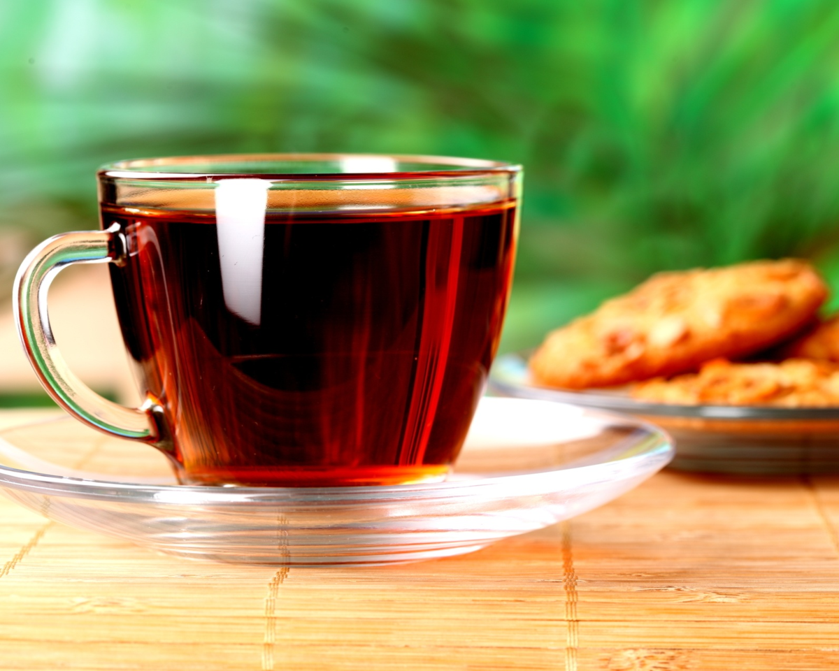 Стакан черного чая. Чай в стакане. Кружка чай. Чай черный. Чай черный в чашке.
