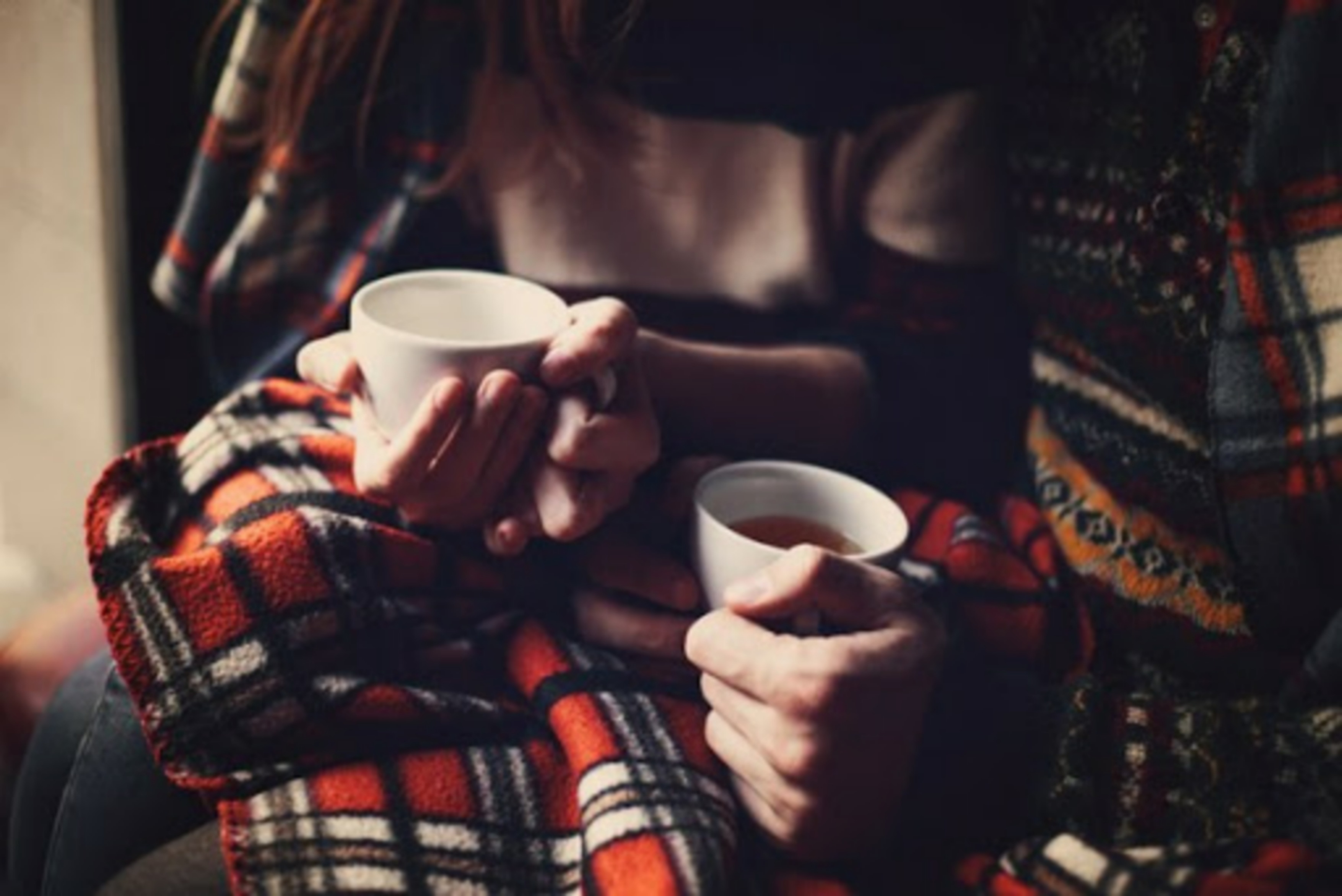 Что попить вечером. Теплый плед и чай. Уютные объятия. Горячий чай и теплый плед. Осень плед кофе.