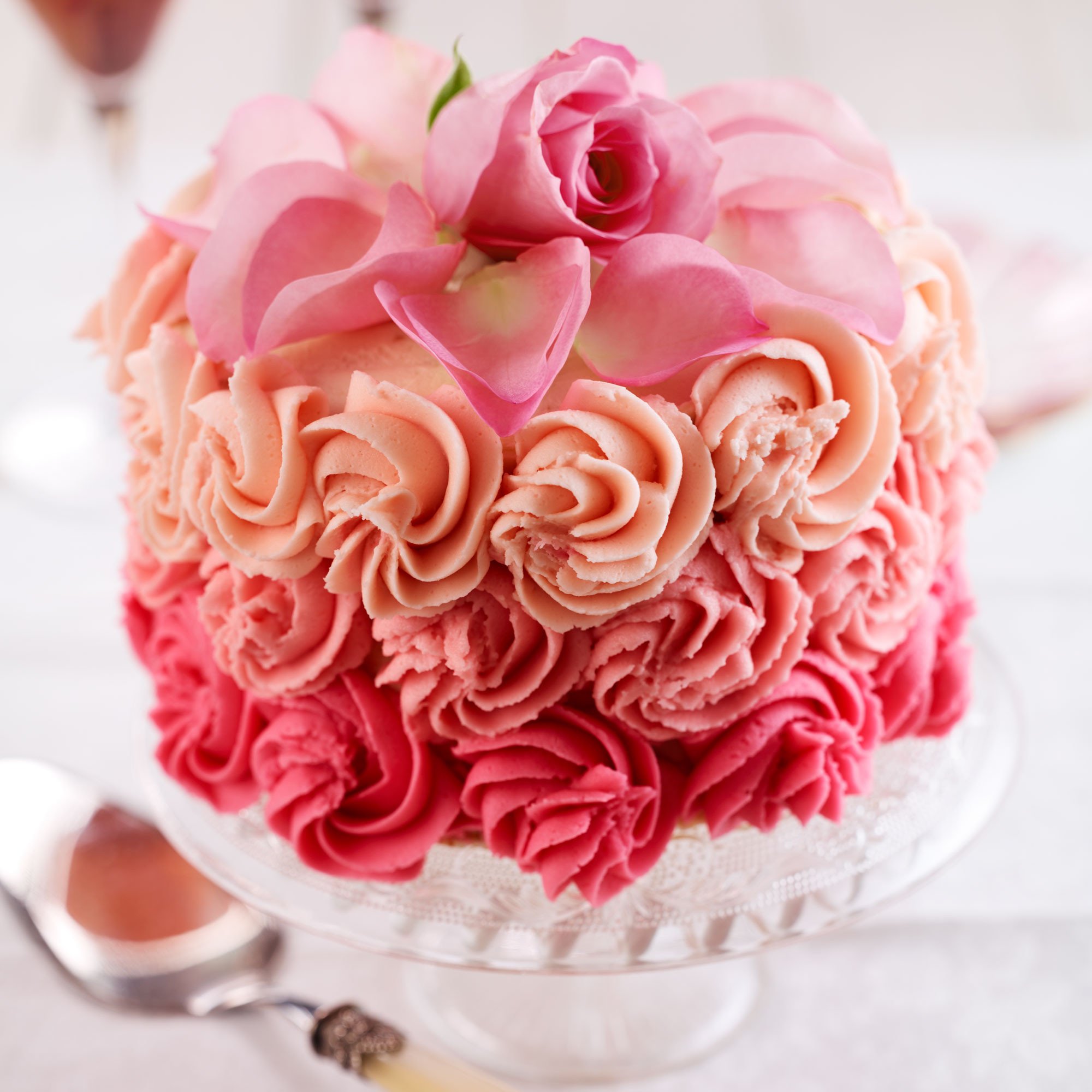 Торт с розовым кремом