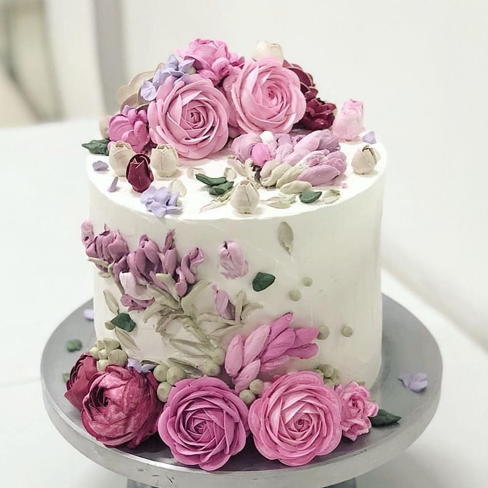 Торт с кремовыми цветами на юбилей