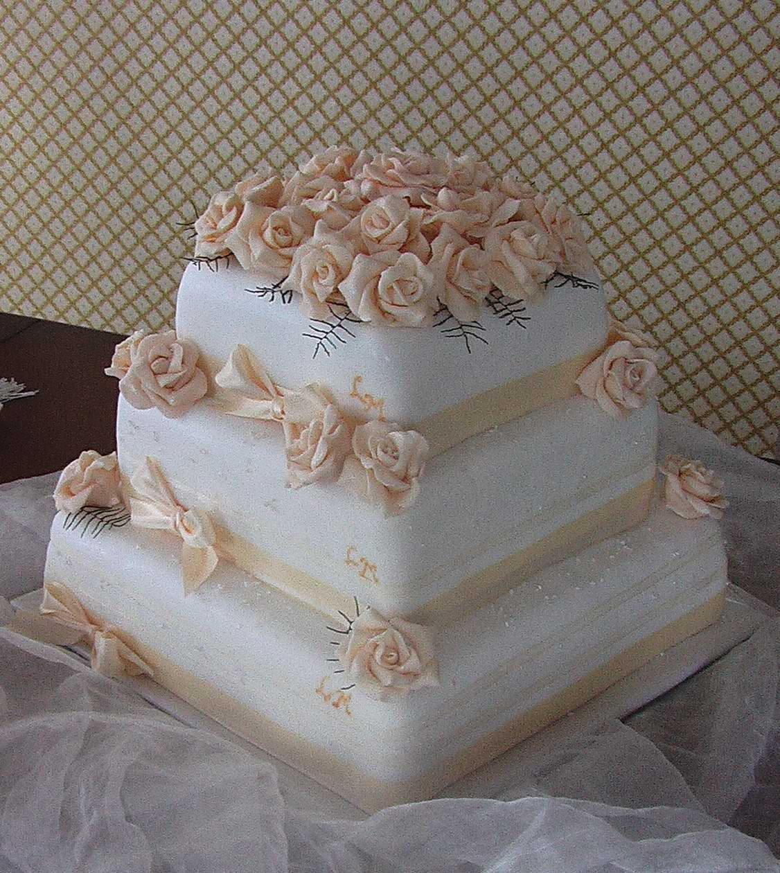 Свадебный кремовый торт квадратный