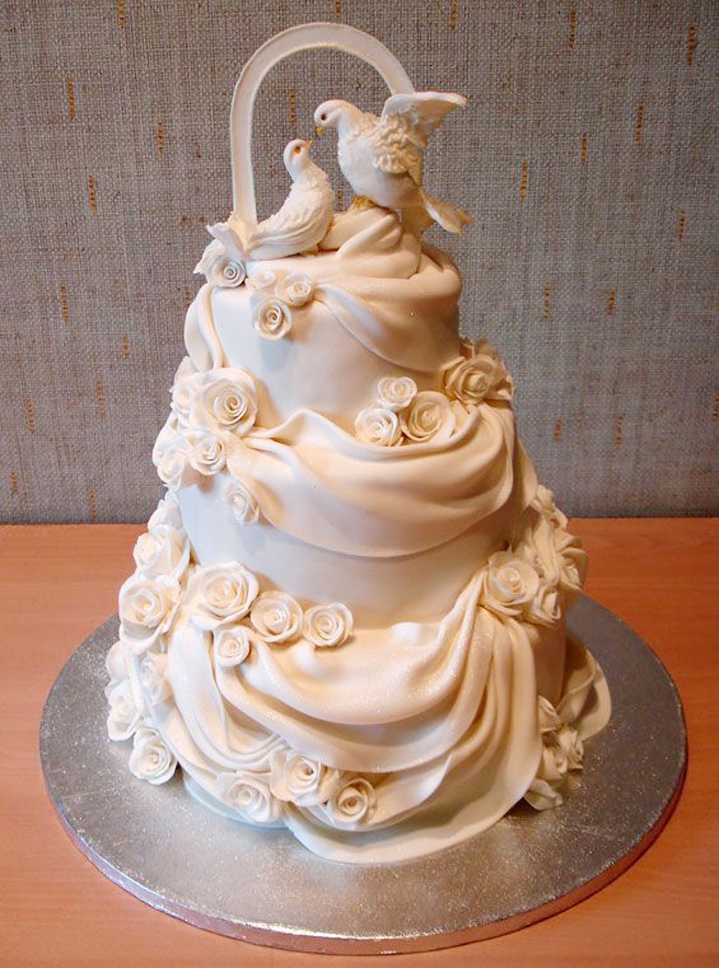 Свадебный красивый торт с голубями