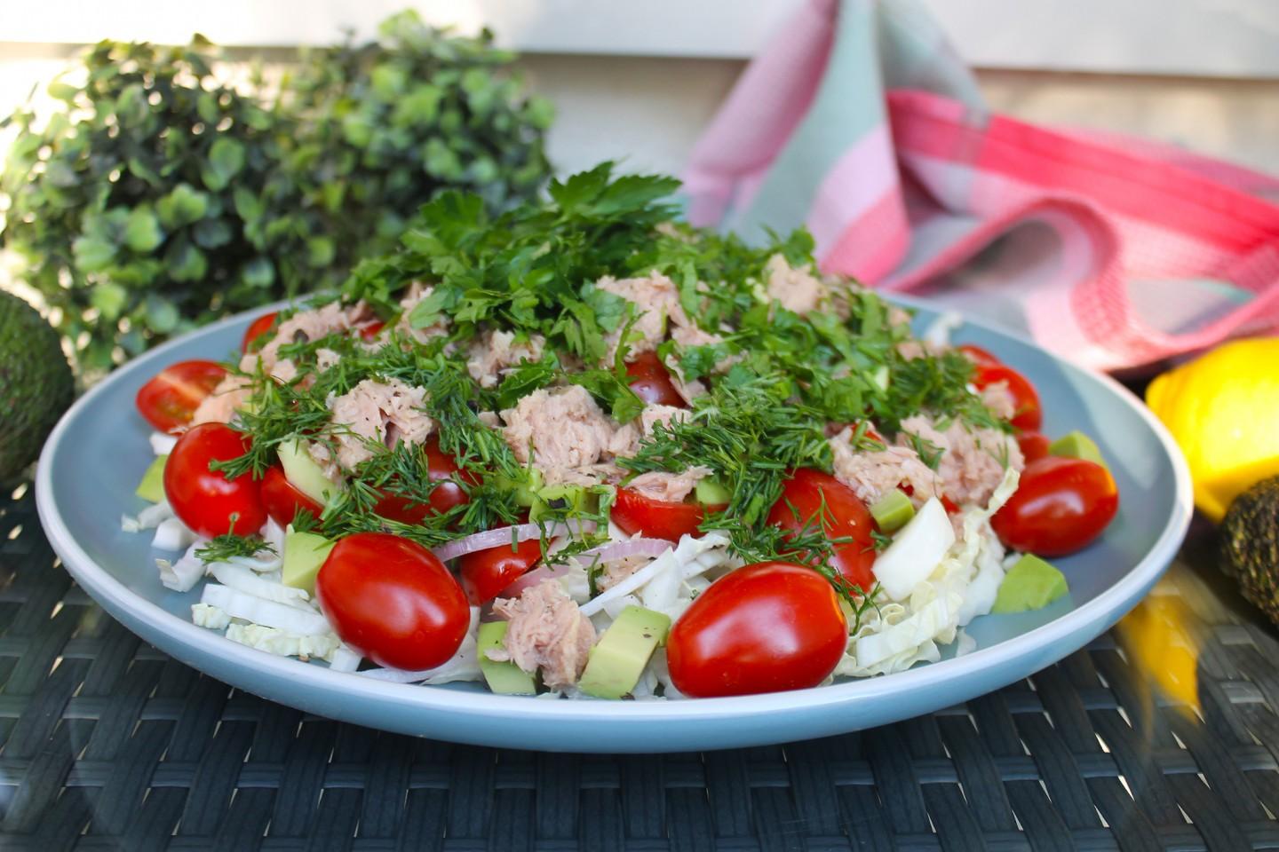 Салат с тунцом консервированным и авокадо рецепт с фото