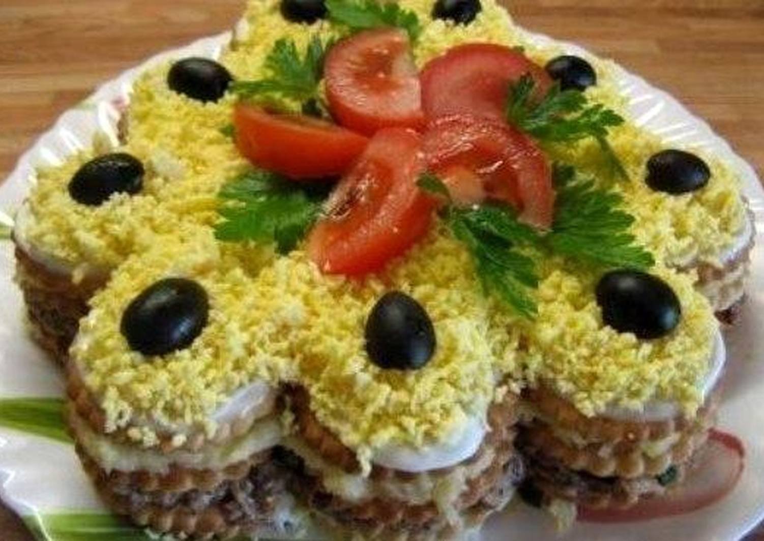 Простое и вкусное блюдо на день рождения. Закусочный торт мужской каприз. Красивые салаты на день рождения. Украсить салаты на день рождения.