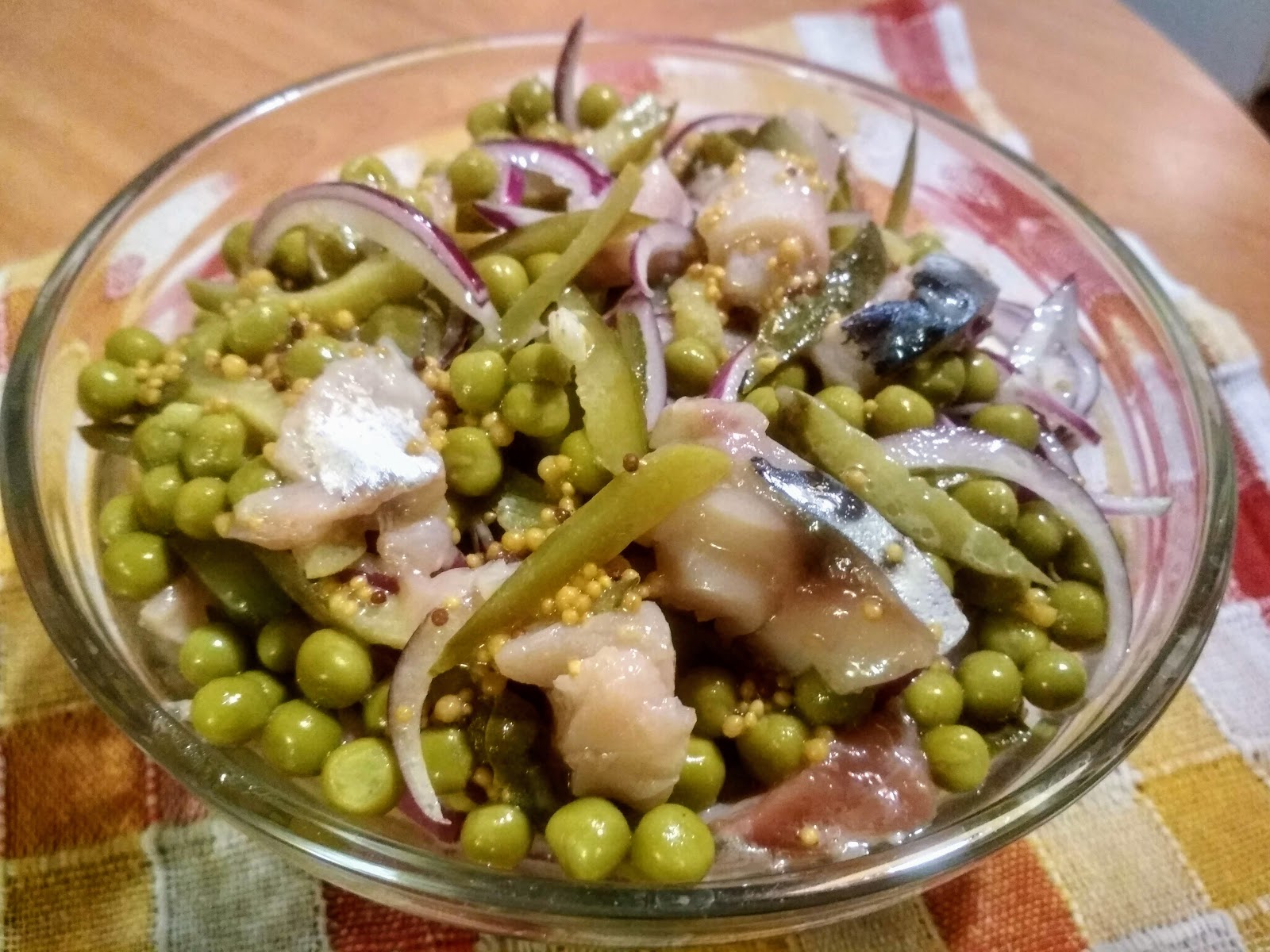 Салат зимний рецепт с колбасой с соленым огурцом фото пошагово классический и горошком