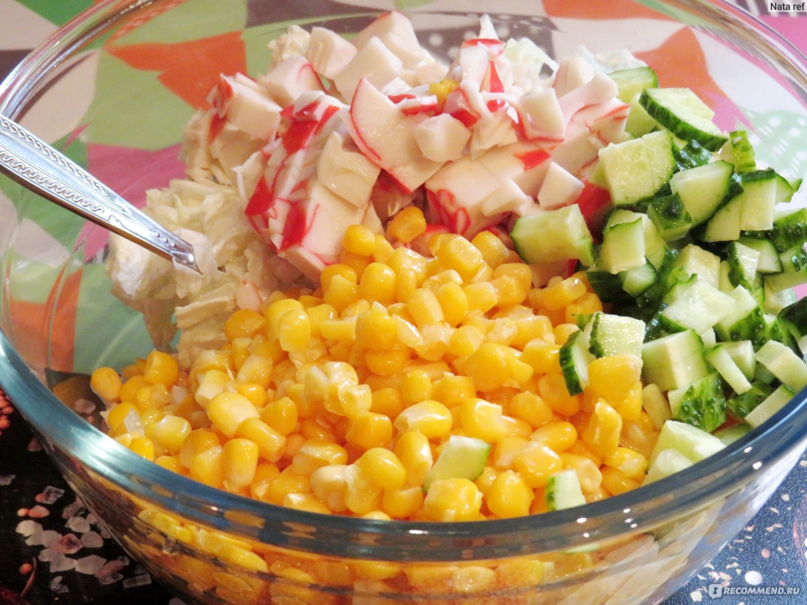 Салат с крабовыми палочками и кукурузой рецепт. Салат крабовый. Салат из крабовых палочек с кукурузой. Крабовый салат классический. Кукурузный салат с крабовыми палочками.