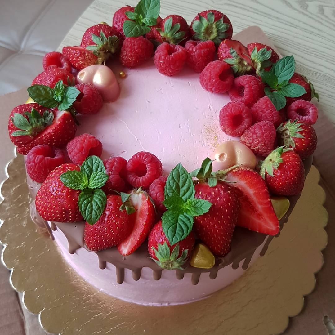 Торт украшенный малиной и клубникой
