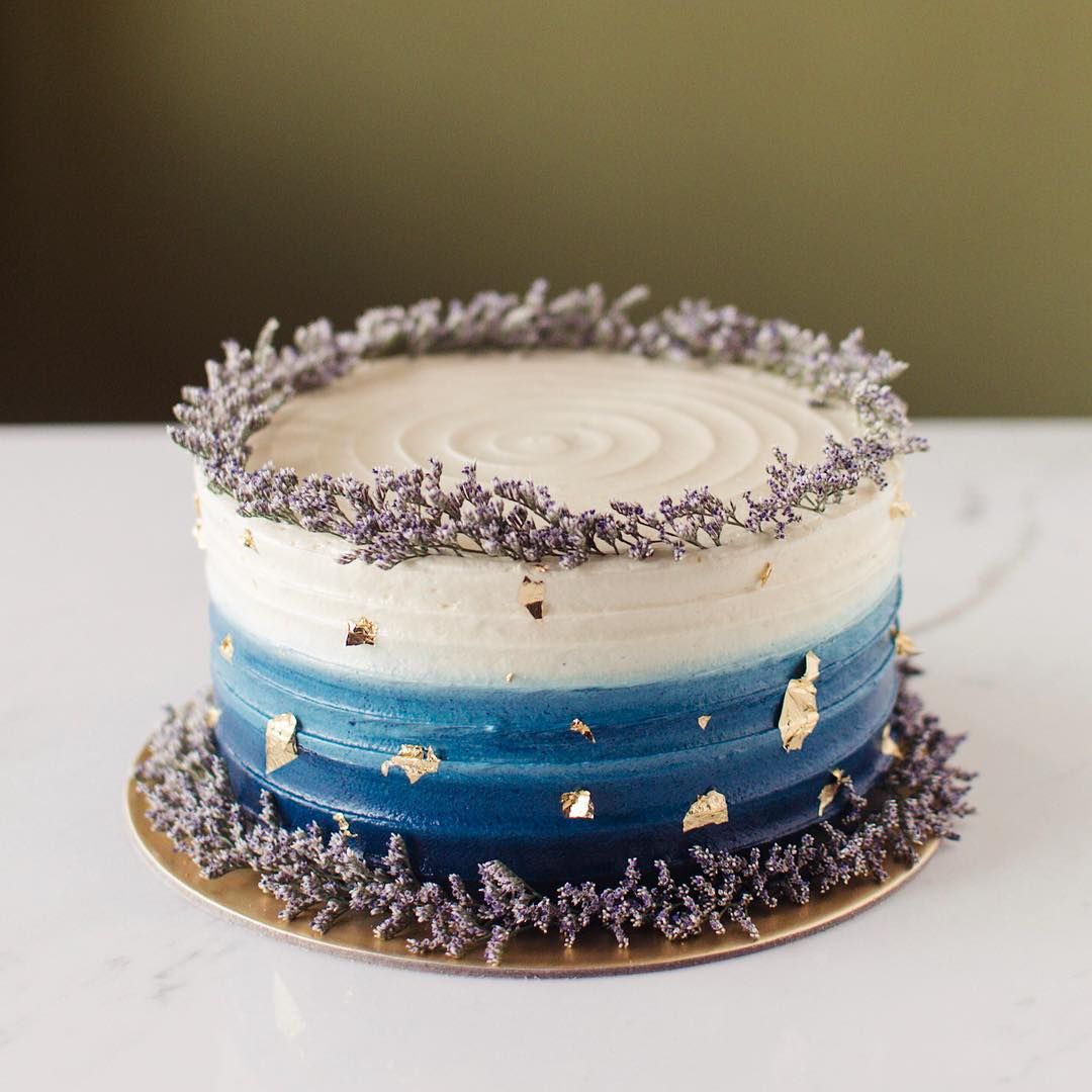 Торт с голубым декором