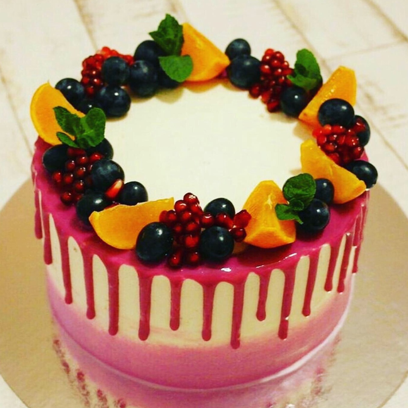 Торт украшенный фруктами виноград