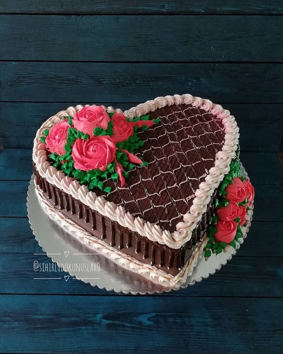 Бисквитный шоколадный торт сердце