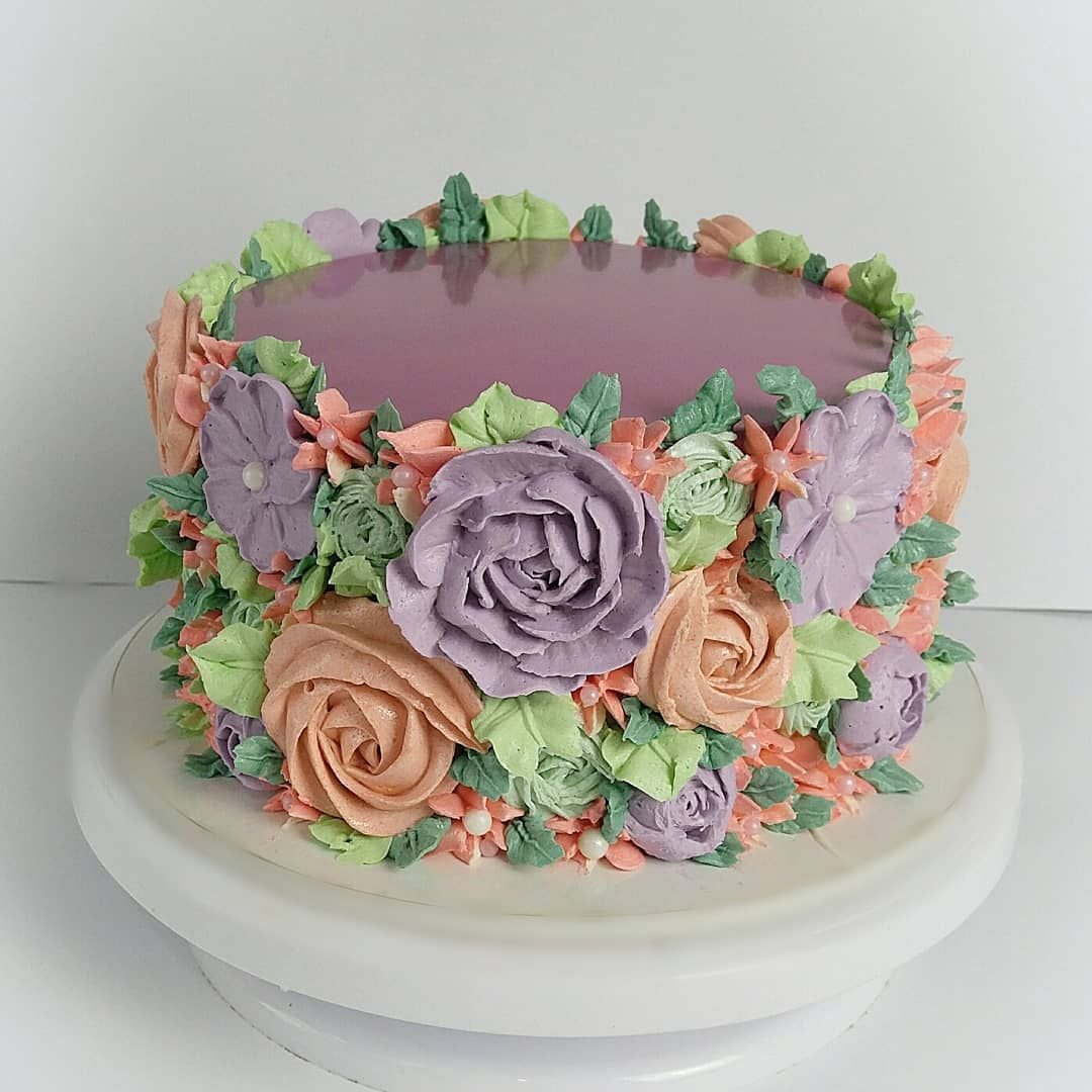 Украшаем торт кремовыми цветами