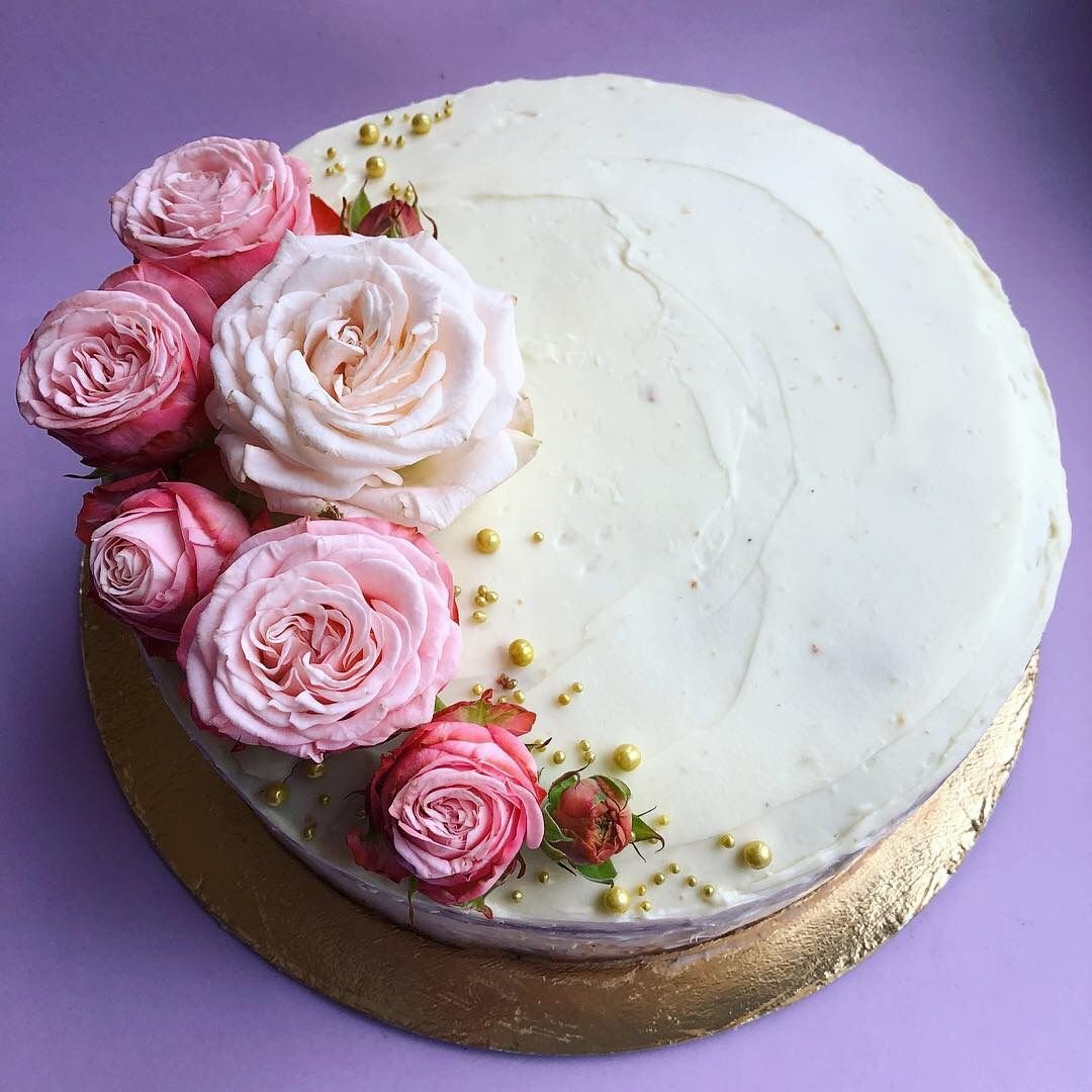 Украсить торт живыми. Торт с цветами. Торт с живыми цветами. Украшение торта живыми цветами. Украшение торта живыми розами.