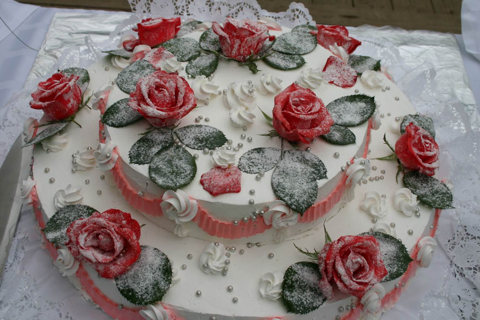 Большой круглый торт. Украшение торта розочками. Торт с розочками. Торт с цветами. Украшение торта цветами.