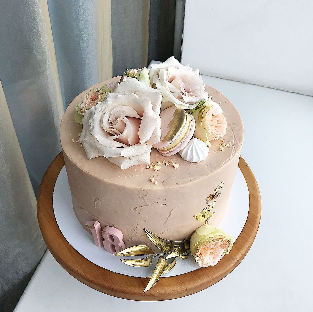 Декор торта цветами живыми