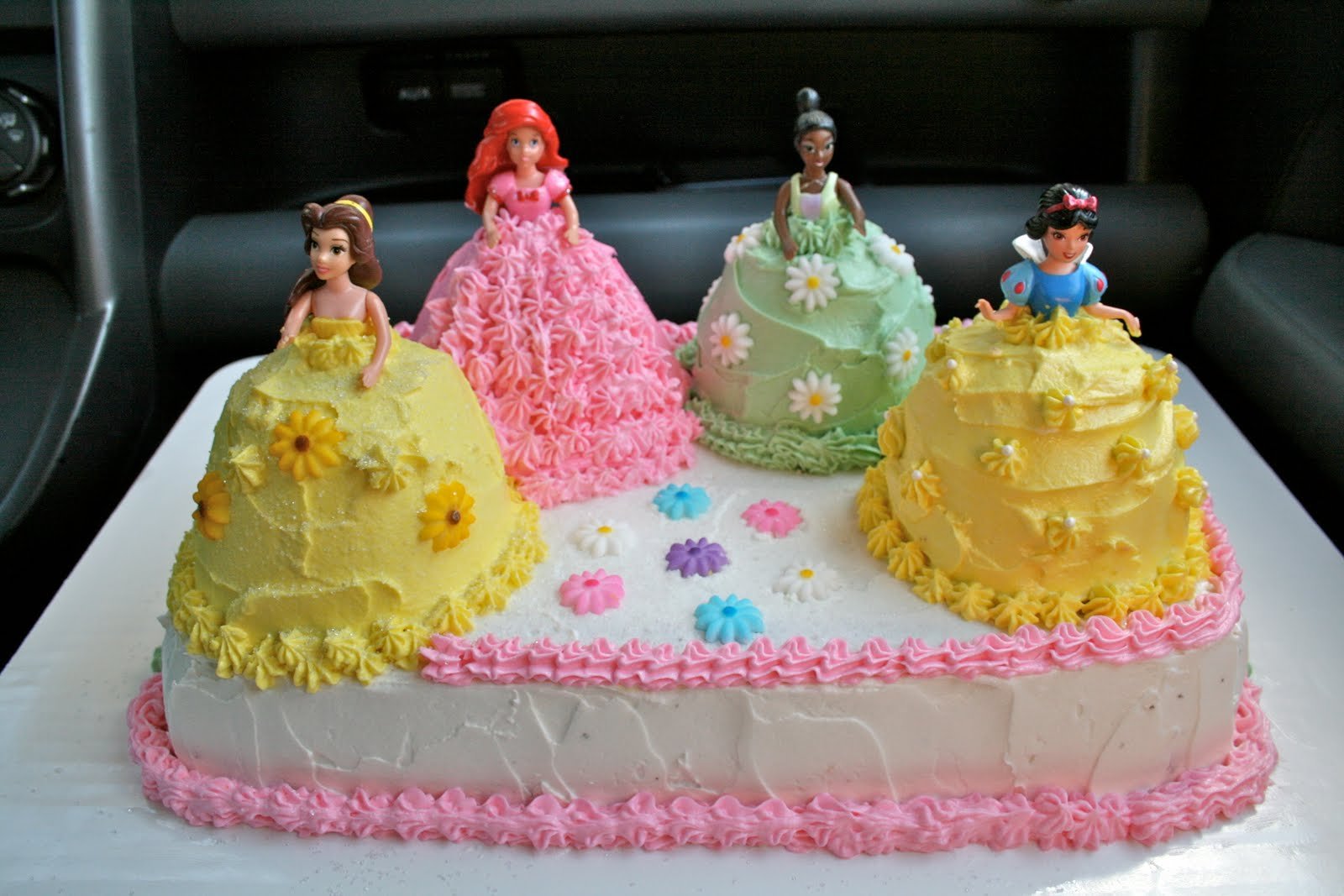 Торт для девочки с принцессой. Торт «принцесса» (prinsesstårta). Торт с принцессами для девочки. Красивый торт для принцессы. Торт с принцессой для девочки на день рождения.
