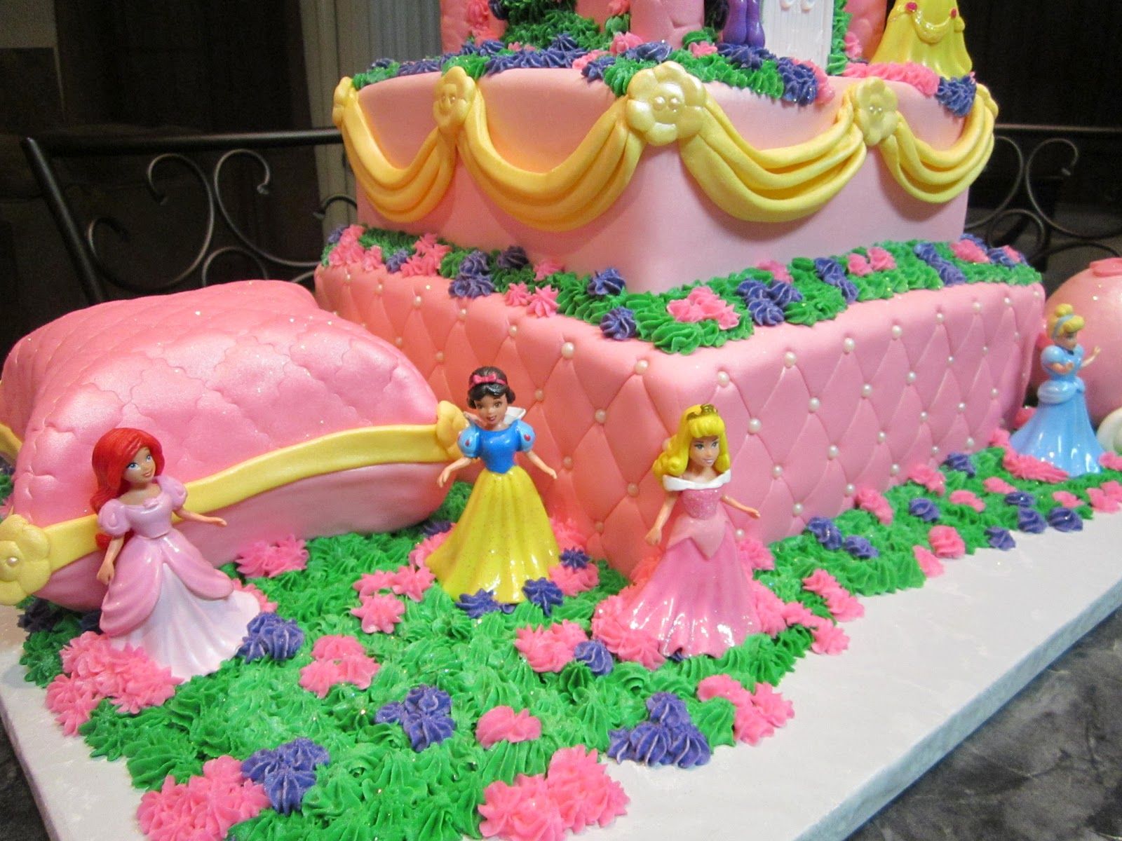 Торт с принцессами для девочки 6 лет