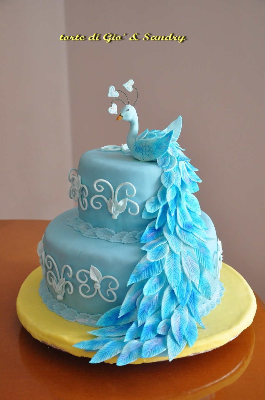 Торт с голубой птичкой