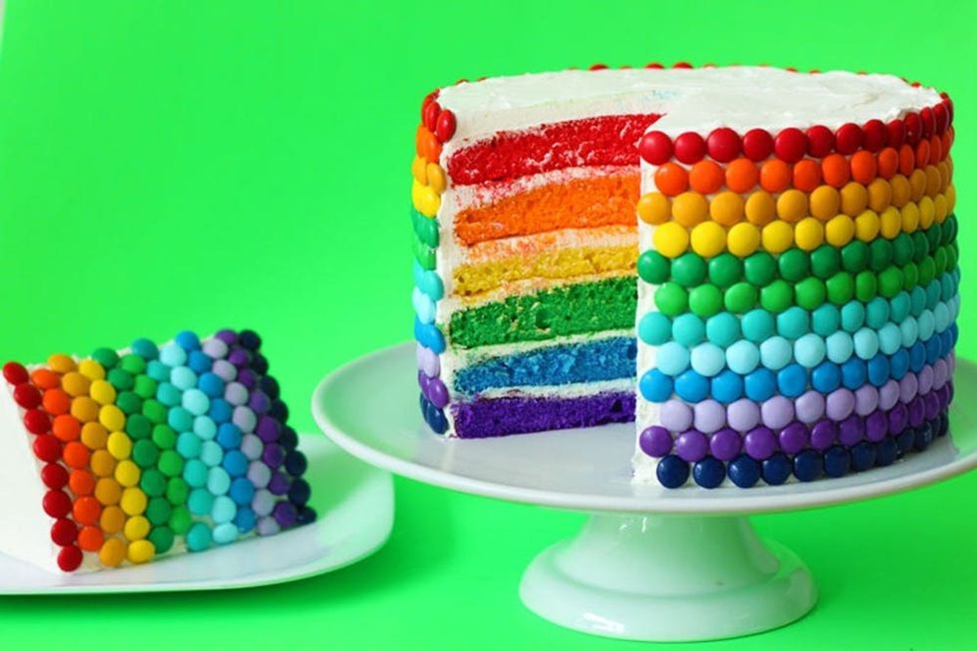 Украшение торта в радужные цвета