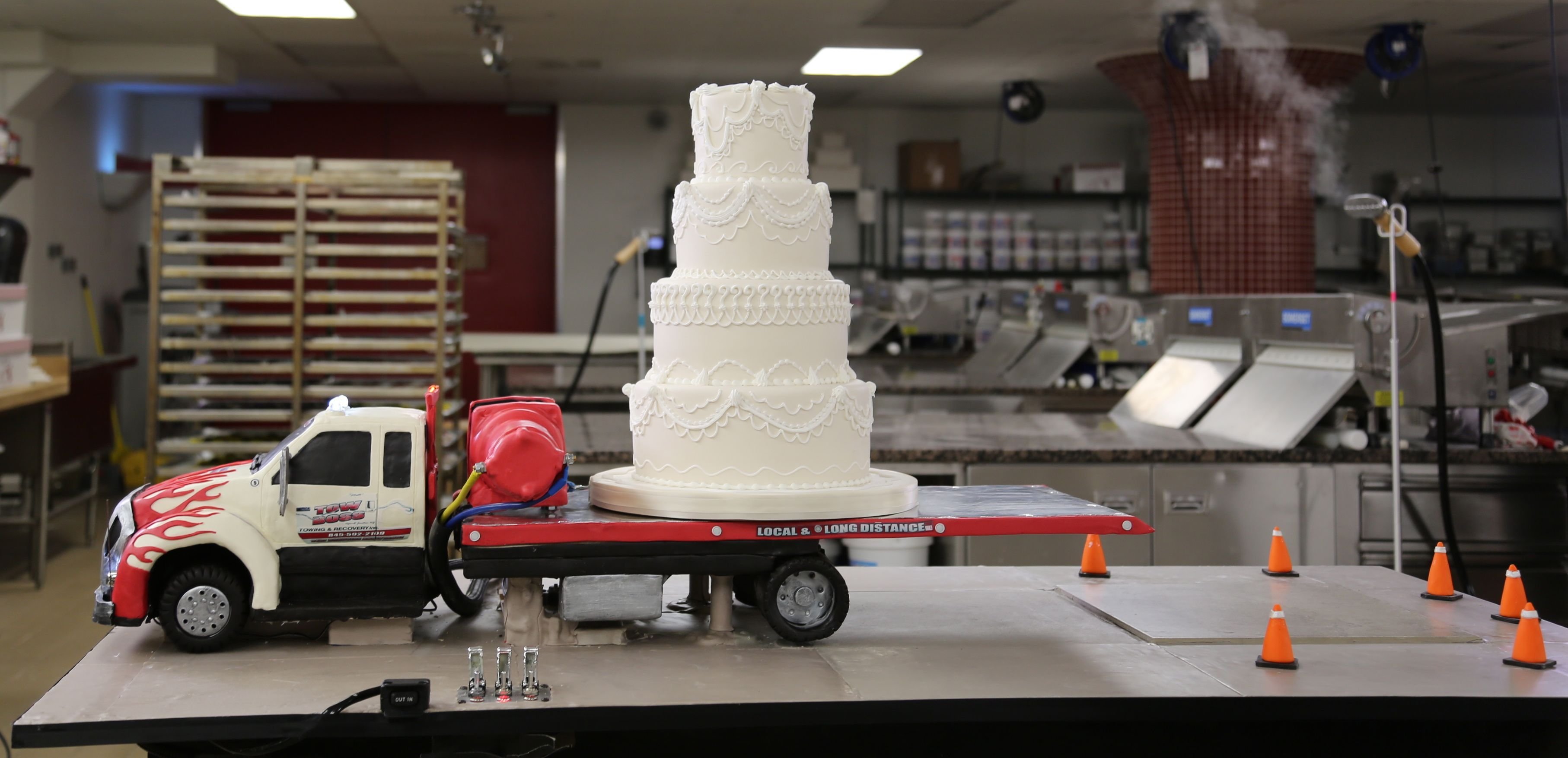 Свадебный торт с грузовиком