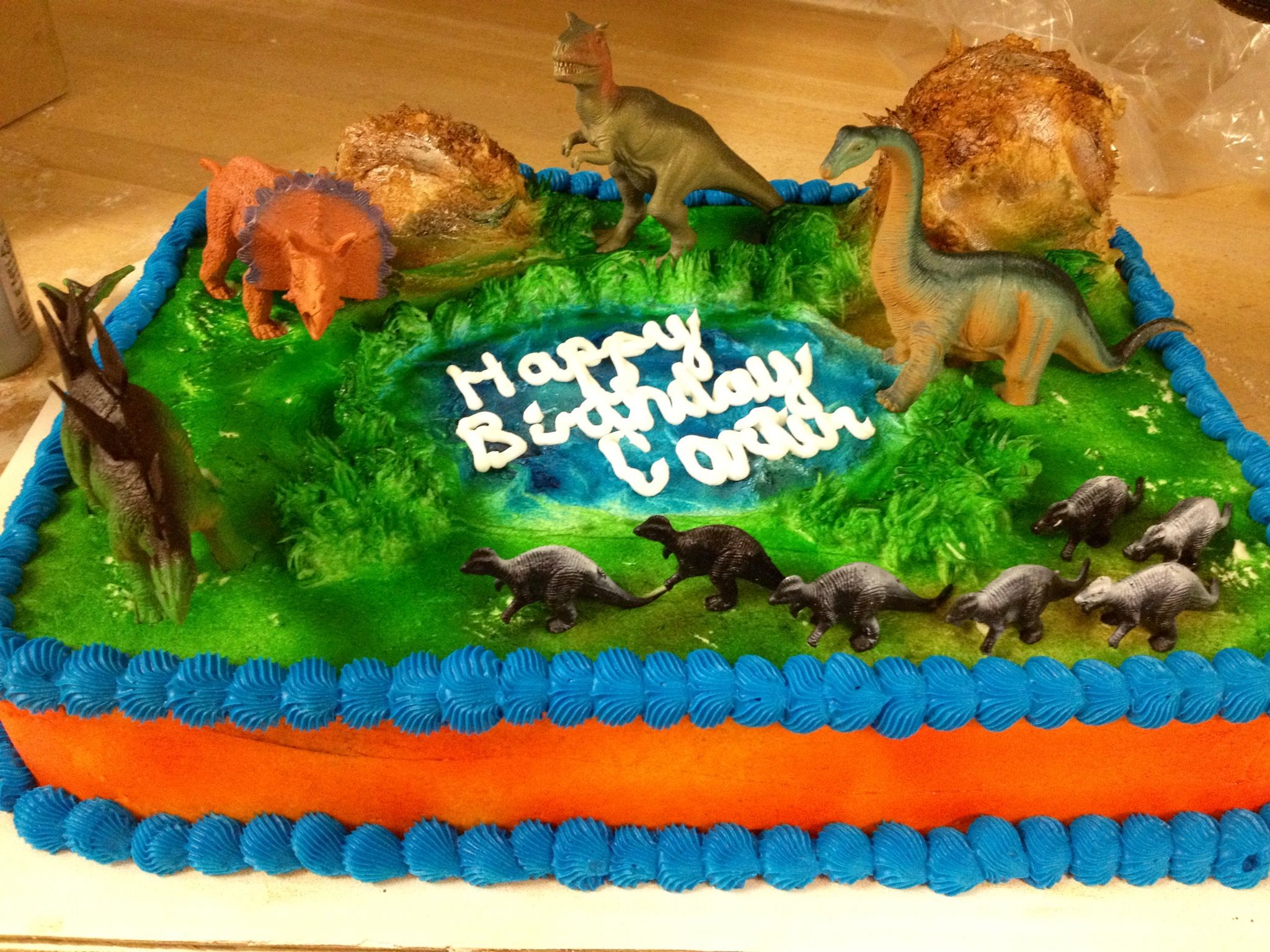 Прямоугольный торт с динозаврами