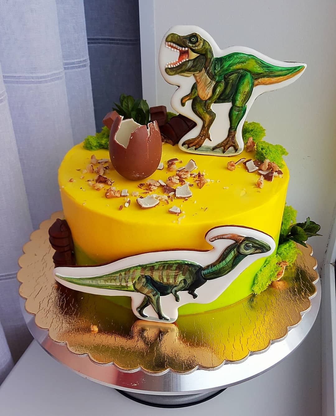 Декор торта с динозаврами