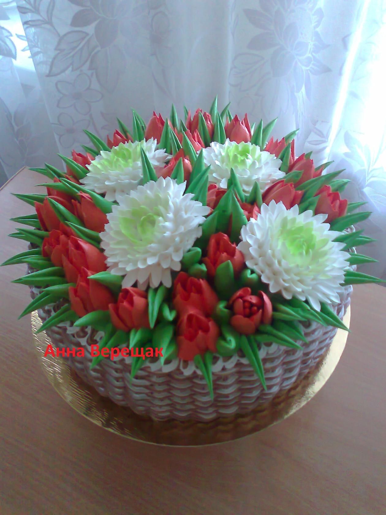 Торт с хризантемами и тюльпанами из крема