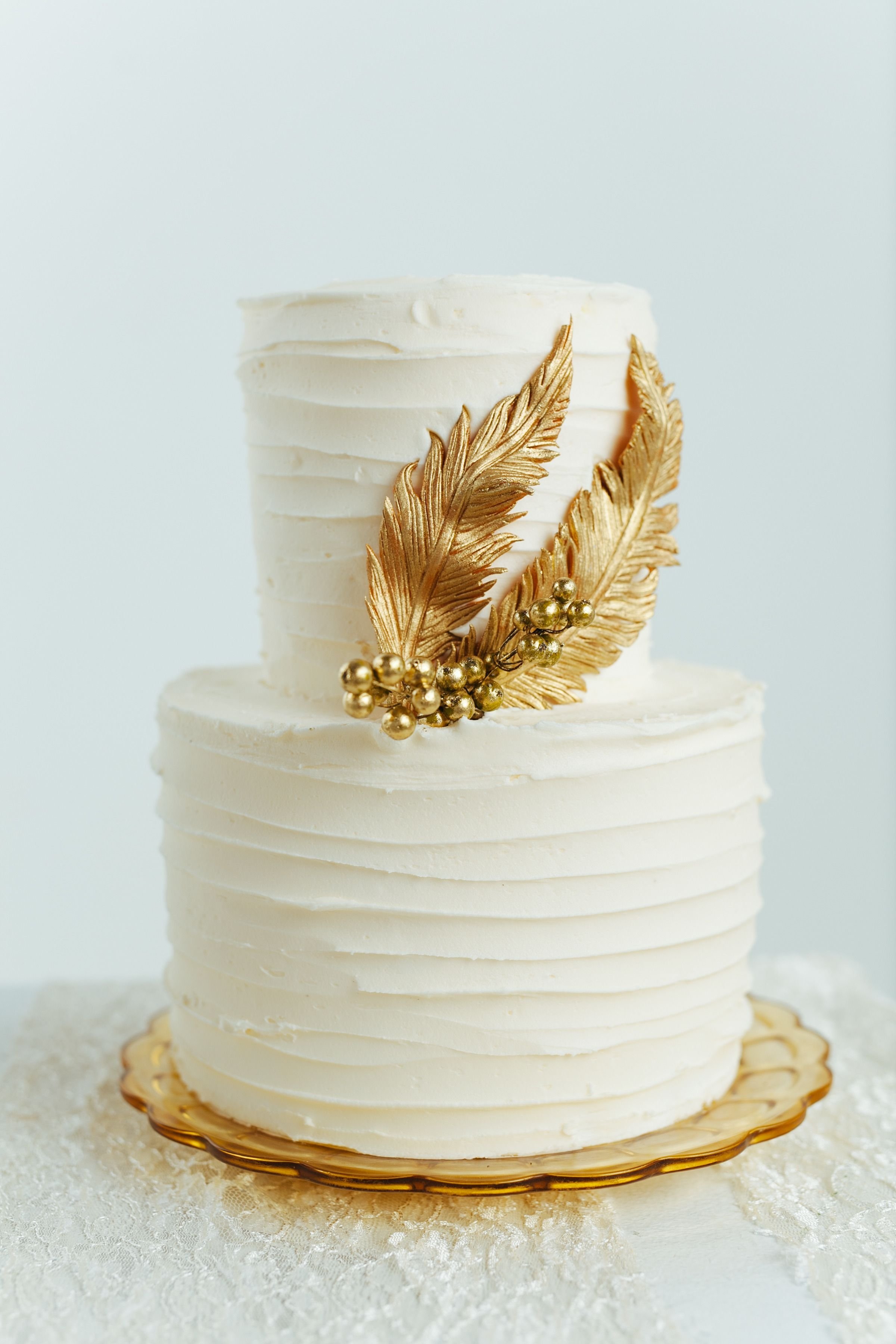 Пшеничный торт. Торт с золотым кандурином. Торт с перьями. Декор торта белый с золотом. Торт с золотым декором.