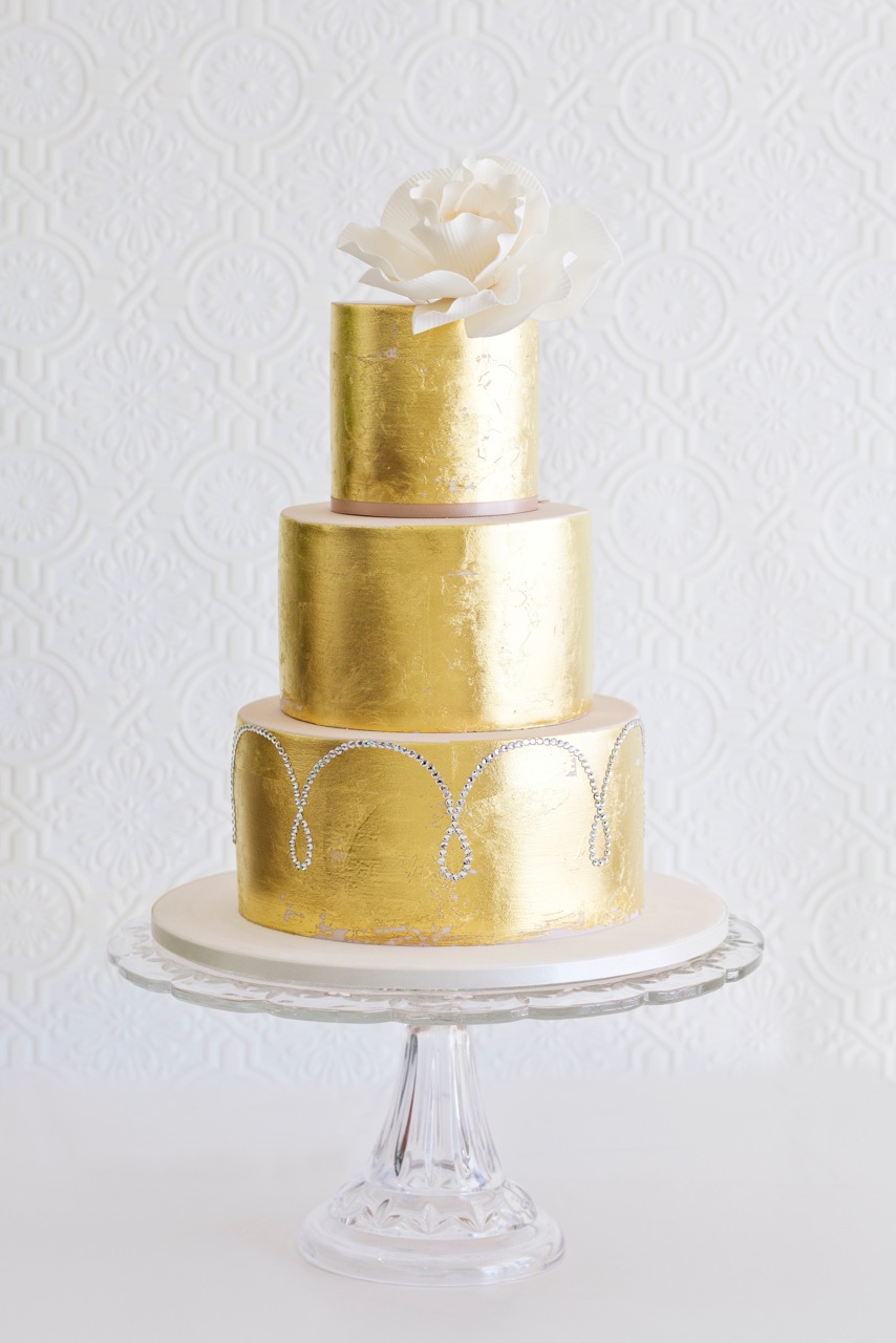 Торт золотого цвета