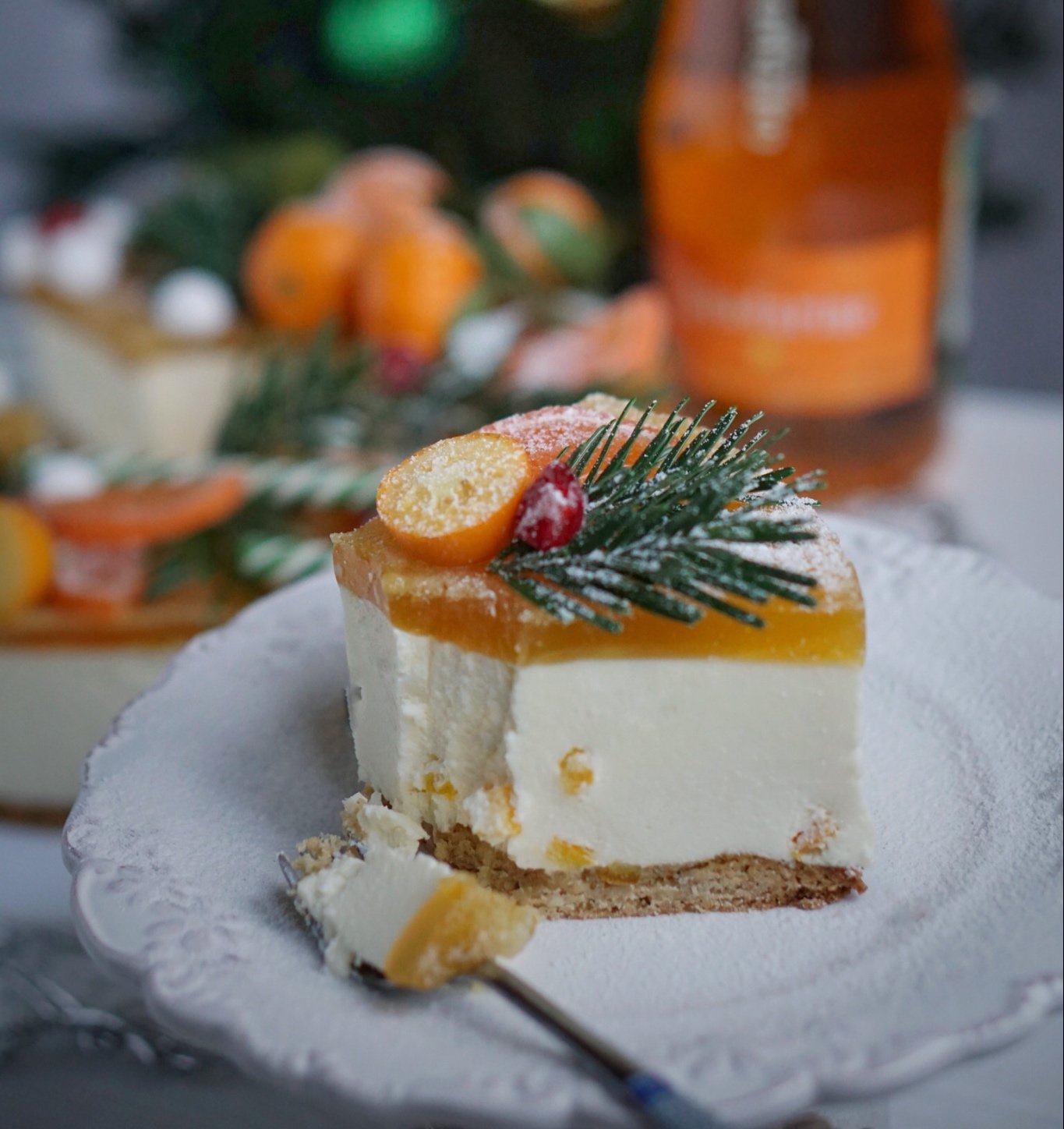 Зимние торты рецепты. Морковный торт с апельсиновым конфи. Новогодний чизкейк. Украшение морковного торта. Зимний торт.