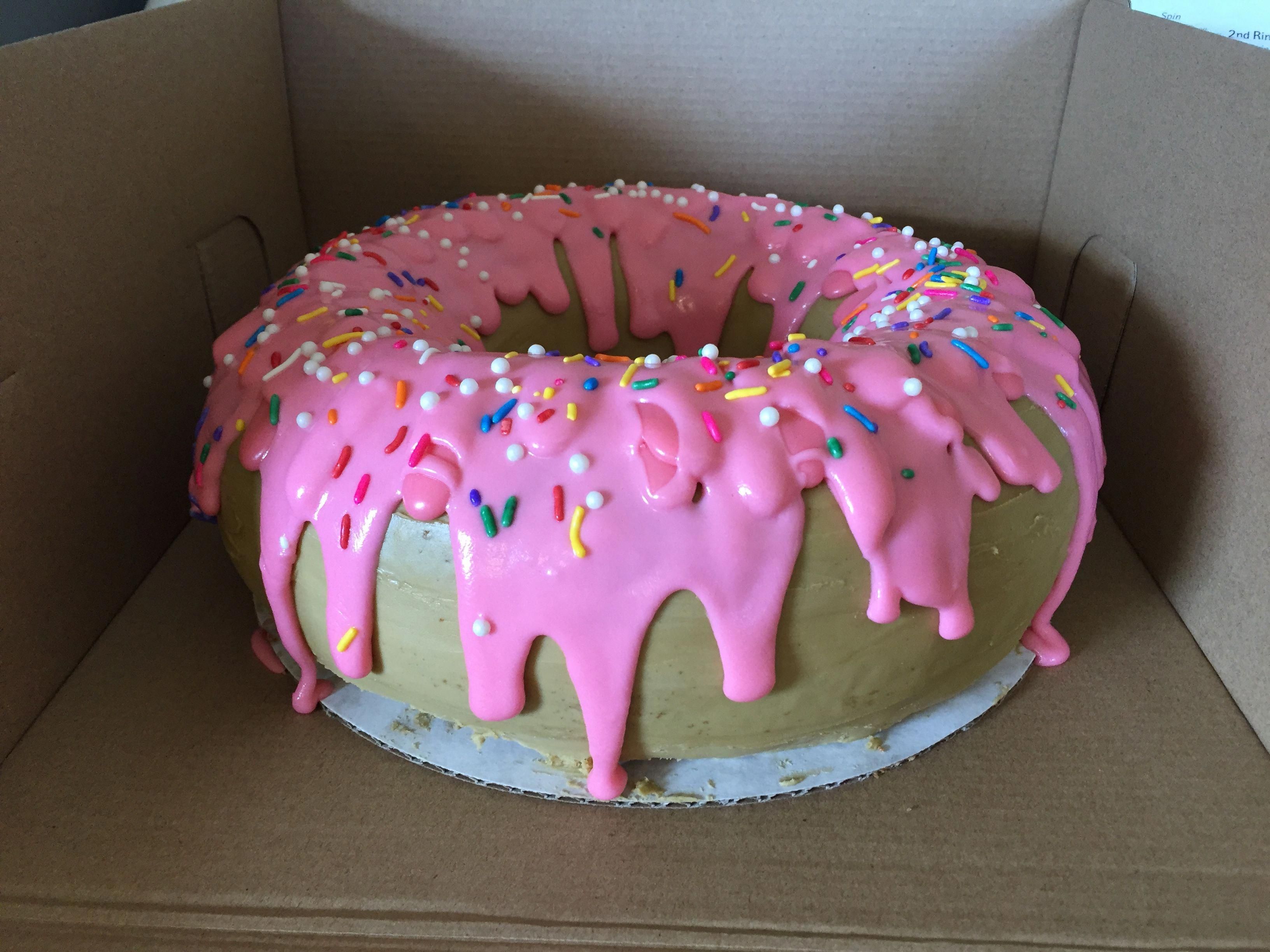 Торт в виде пончика на день рождения