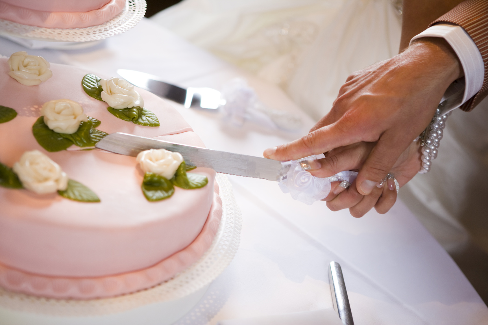 Фартук для невесты резать торт