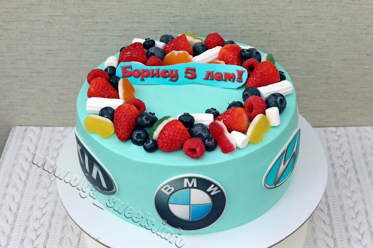 Торт с логотипами машин