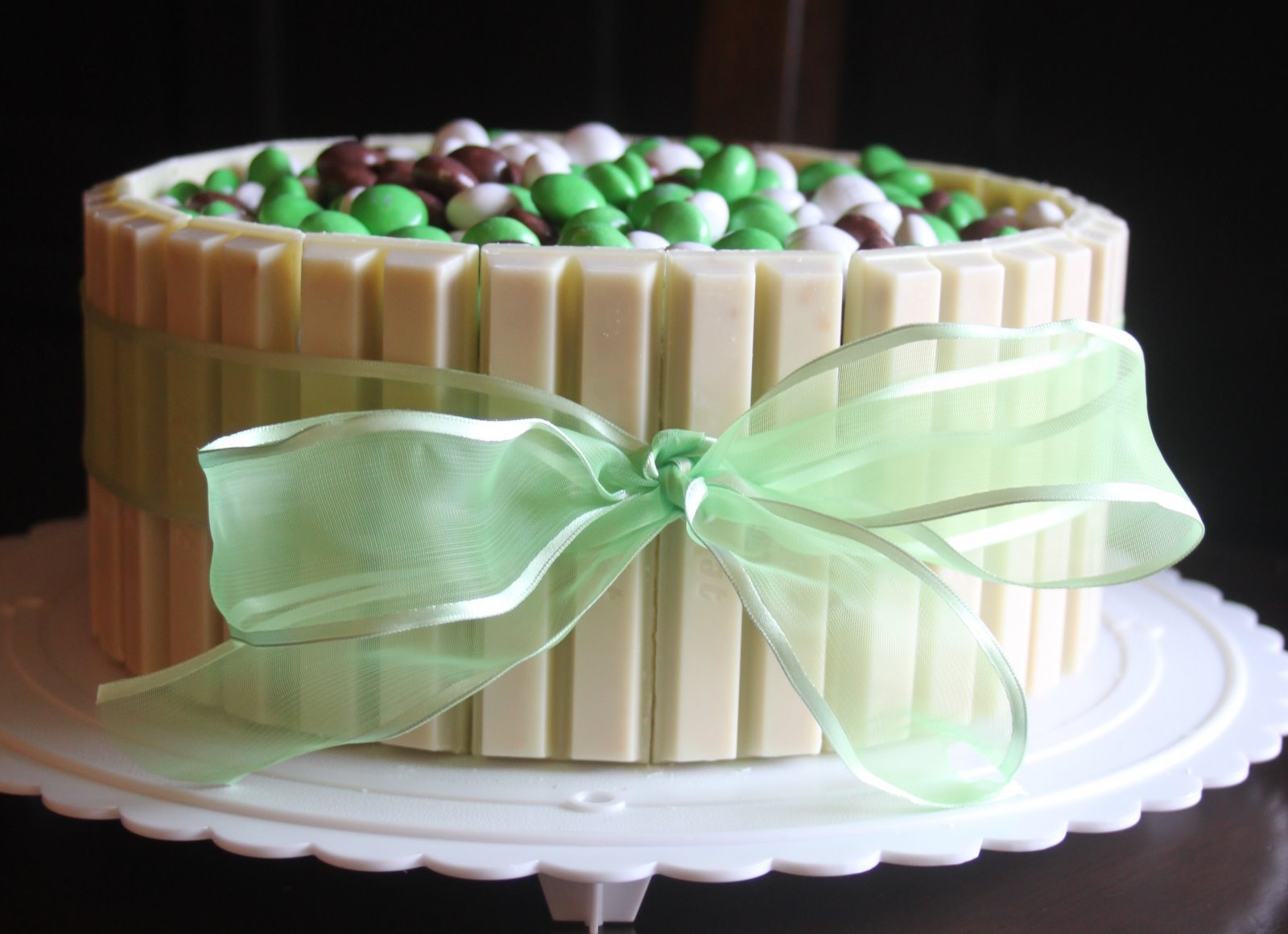 Зеленый торт с конфетами