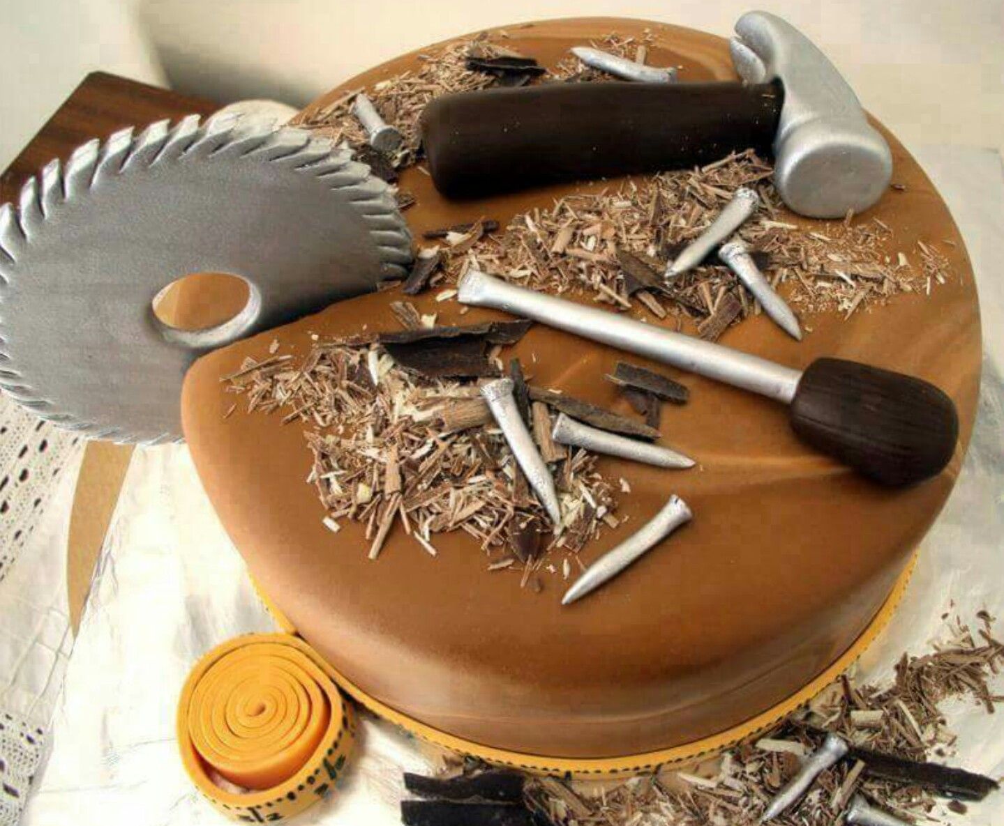Декор торта с инструментами