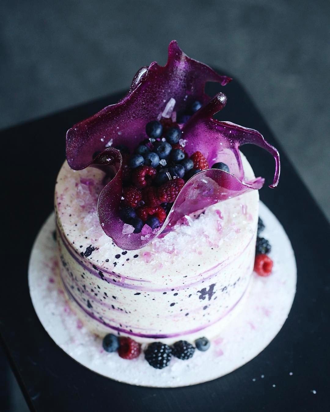 Торт с вазой из изомальта и ягодами фото