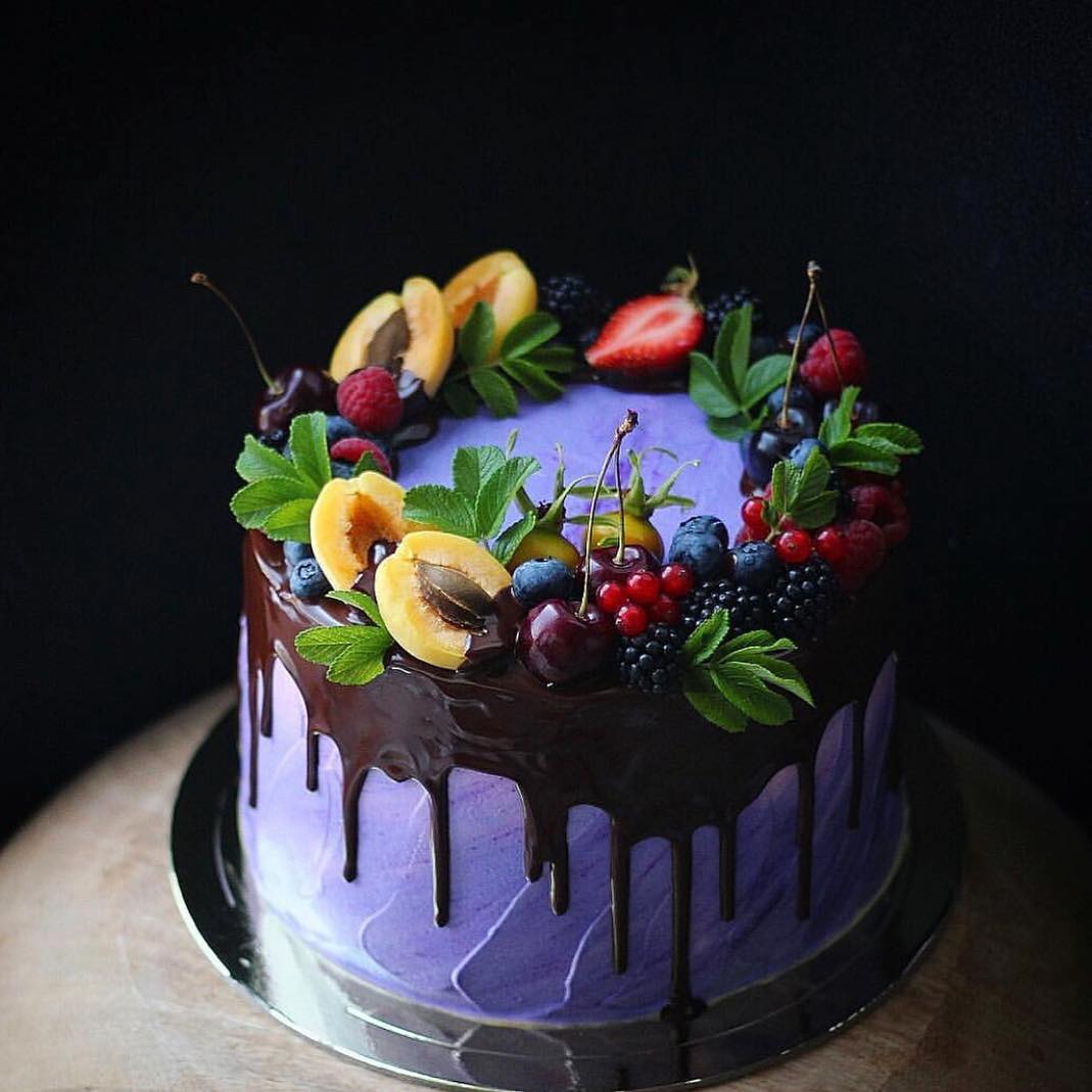 Украшение торта фруктами и ягодами