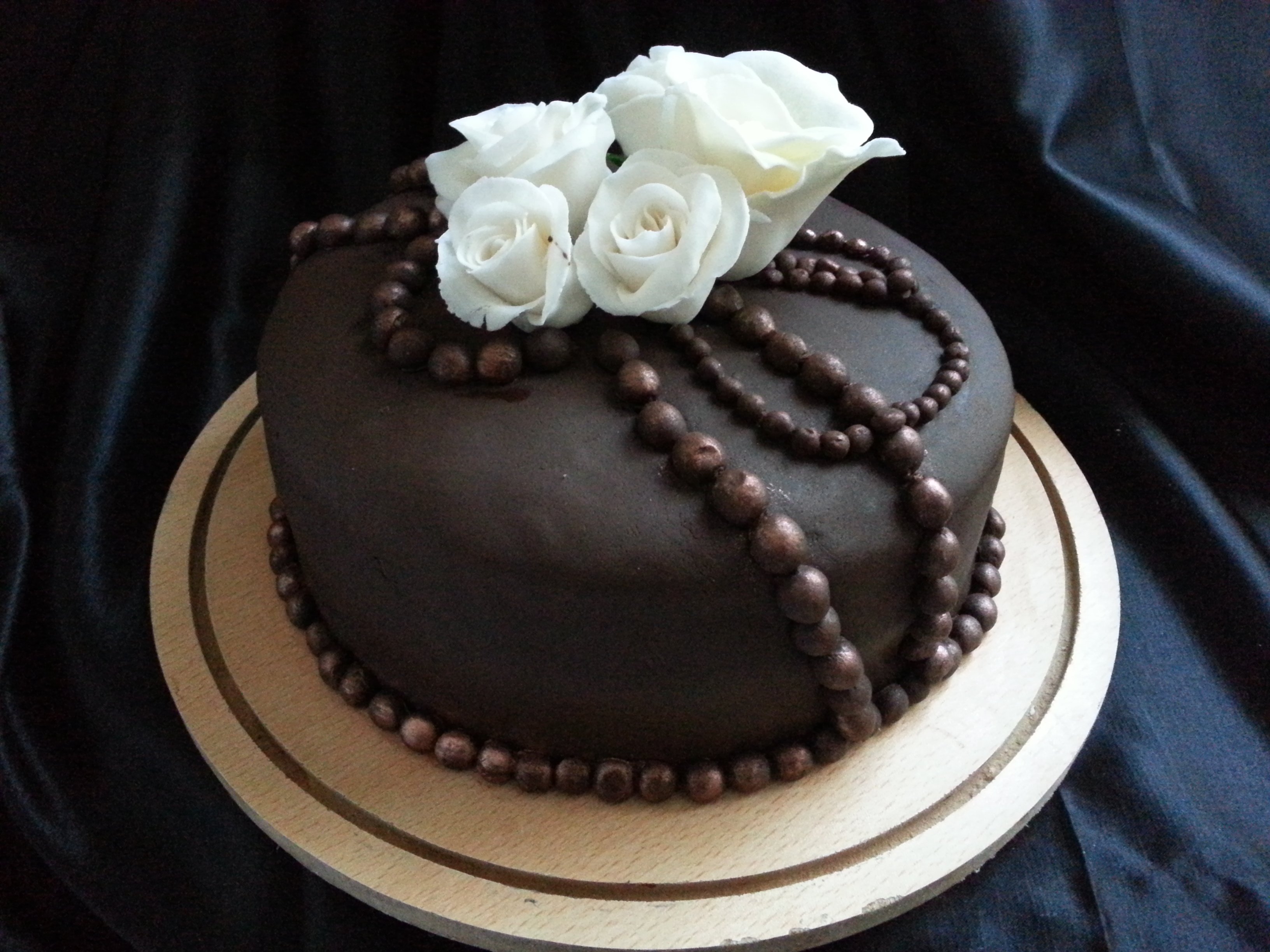 Украшение шоколадного торта для женщины