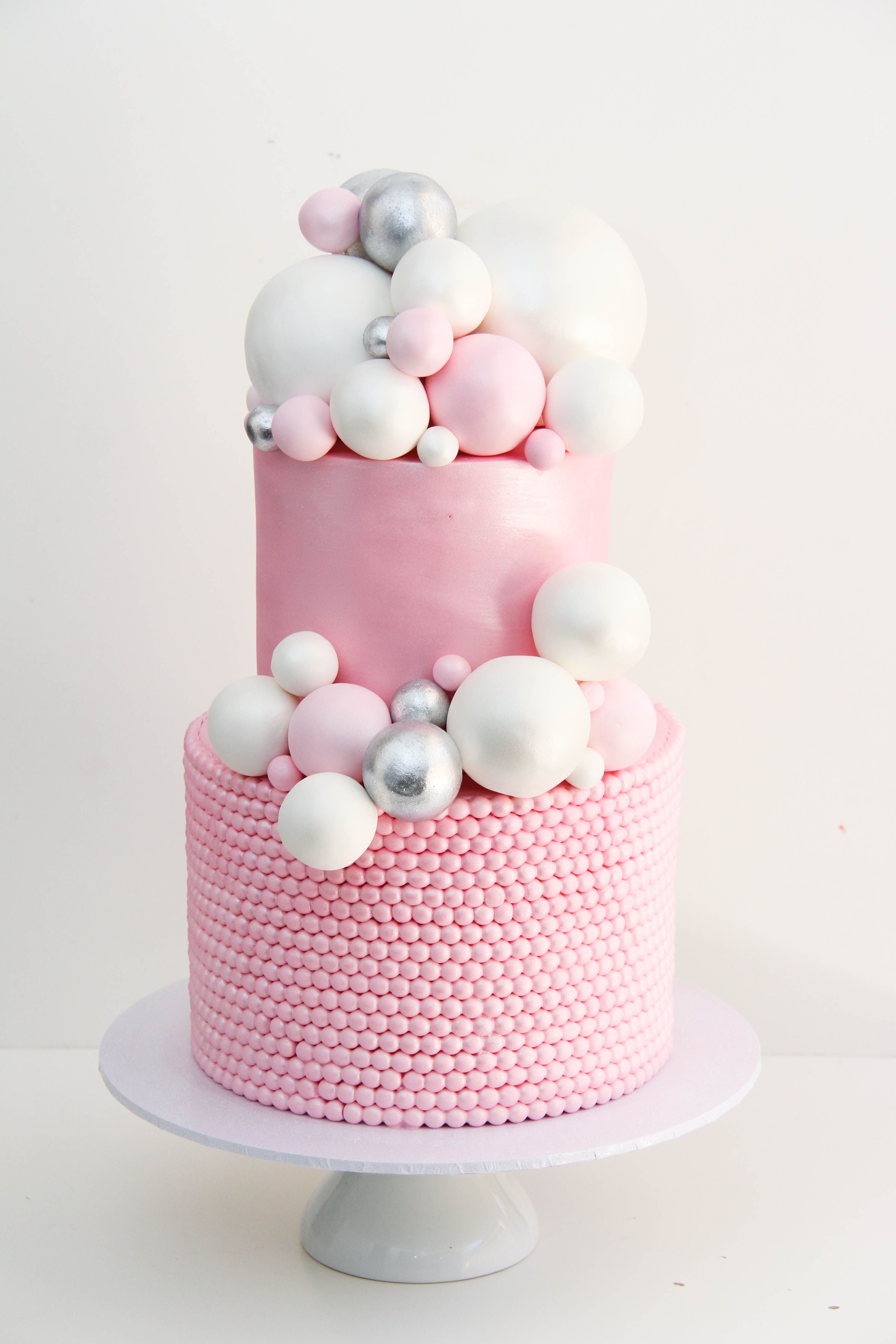 Украсить торт шариками. Шар "торт". Торт с шарами. Стильный розовый торт. Декор торта для девочки.