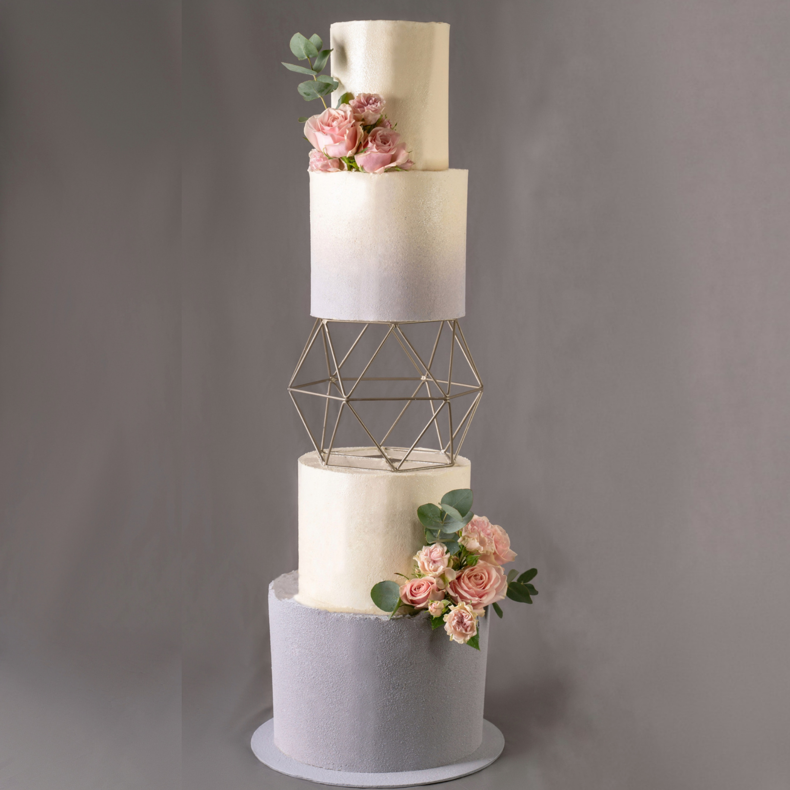 Межярусный или. Свадебный торт с геометрической подставкой. Свадебный торт на подставке. Ярусная подставка для торта. Свадебный торт с фальш ярусом геометрическим.