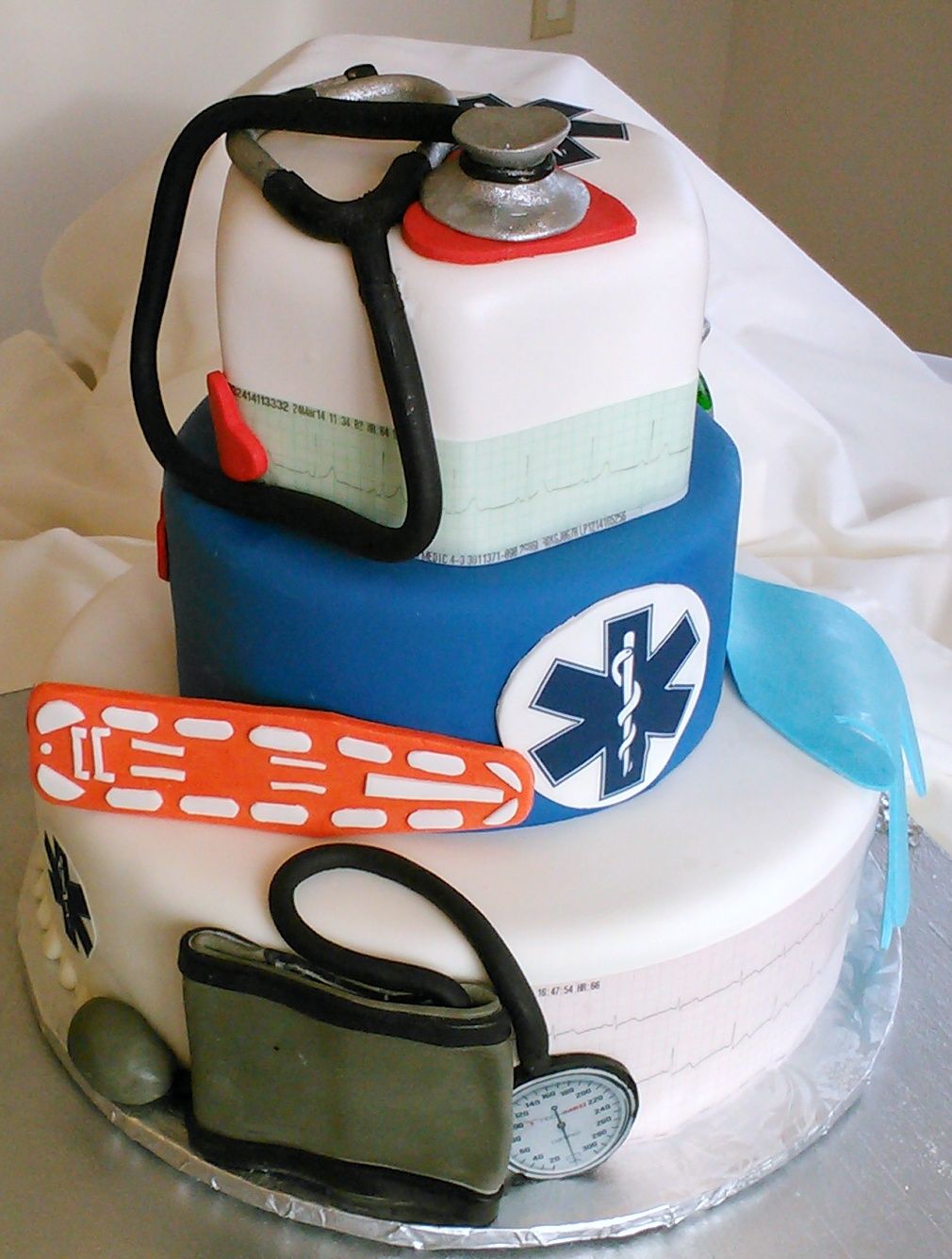 С днем рождения фельдшеру. Торт для медработника. Торт для медика скорой помощи. Торт для фельдшера. Торт на день скорой помощи.