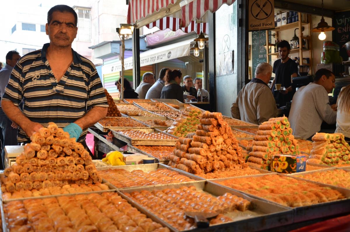 Сладости израиля. Восточный базар сладости. Турецкий рынок. Турецкие сладости на базаре. Турецкие сладости на рынке.