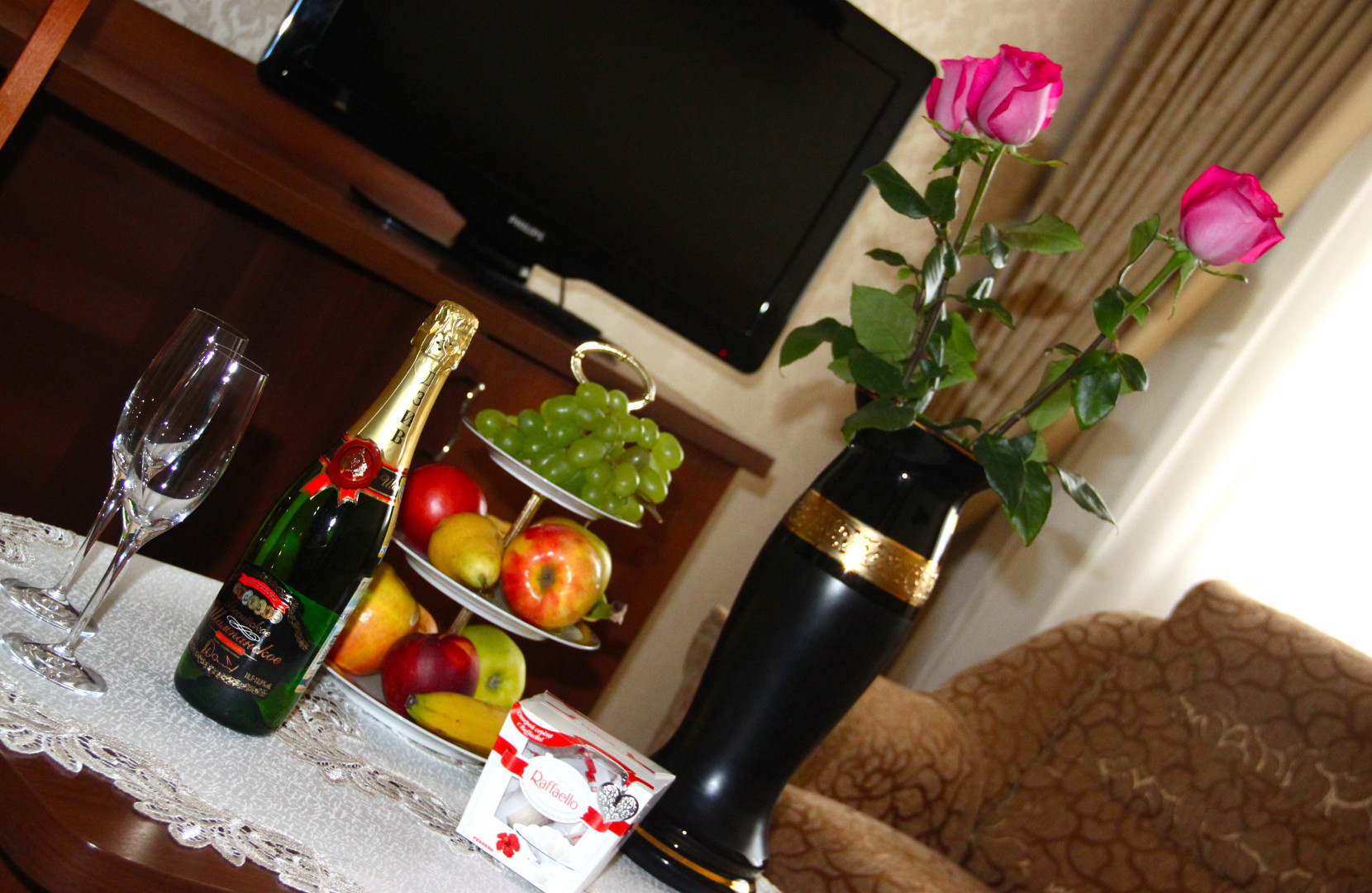 Романтический вечер с фруктами и шампанским