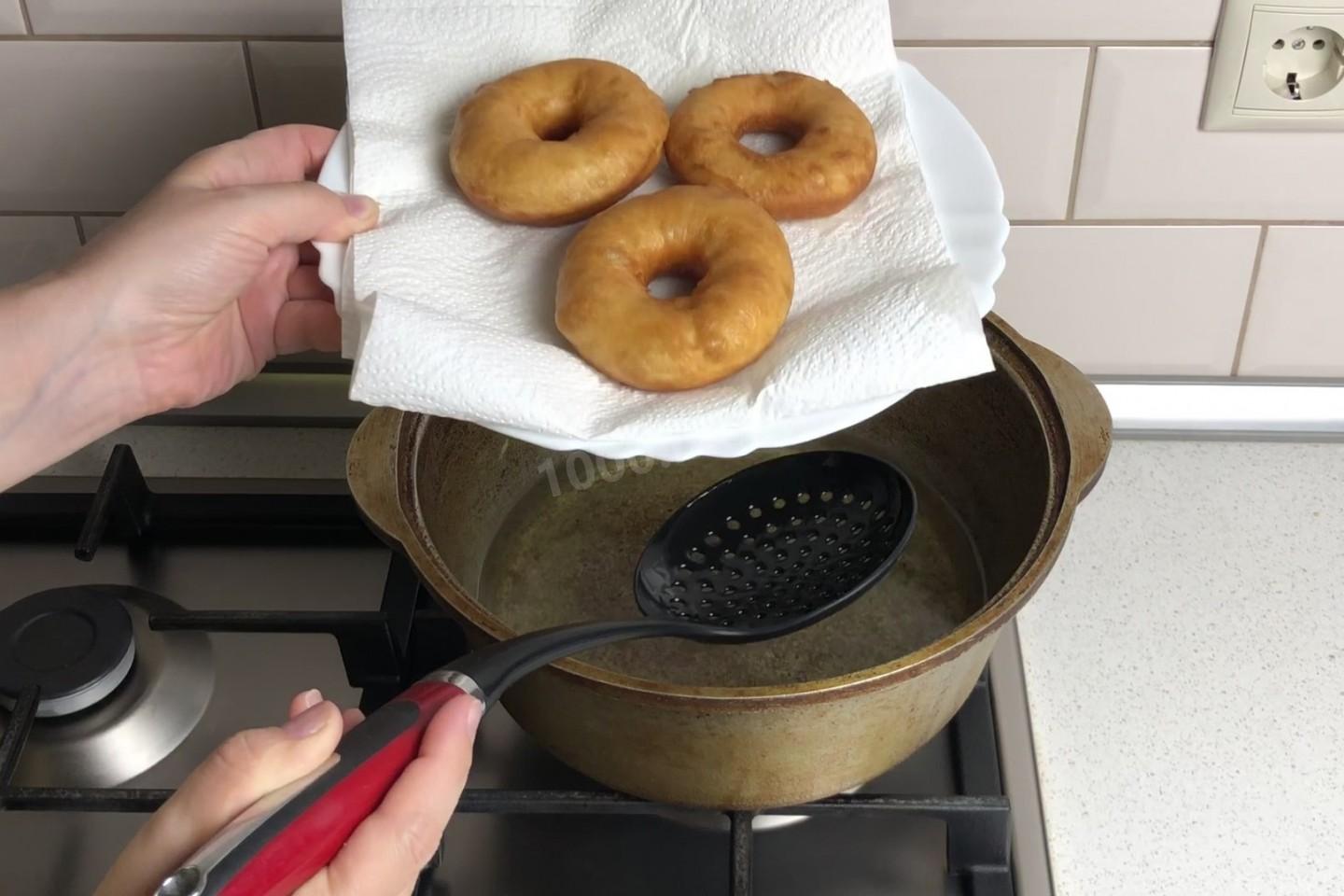 Пончик тесто в домашних условиях. Приготовление пончиков. Процесс приготовления пончиков. Сковорода для пончиков. Пончики жареные.