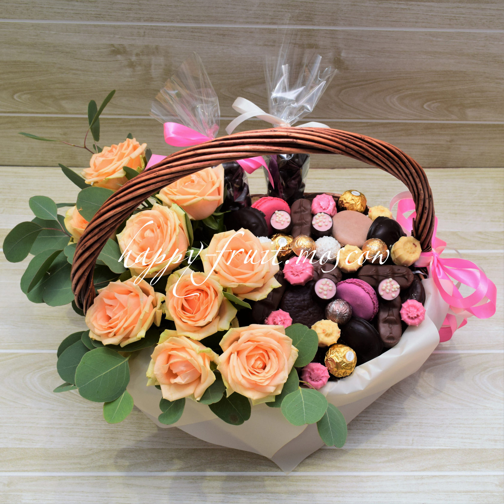 Живые цветы конфеты. Корзина с цветами и сладостями. Корзина с цветами. Сладкий букет в корзинке. Корзина с цветами и конфетами.