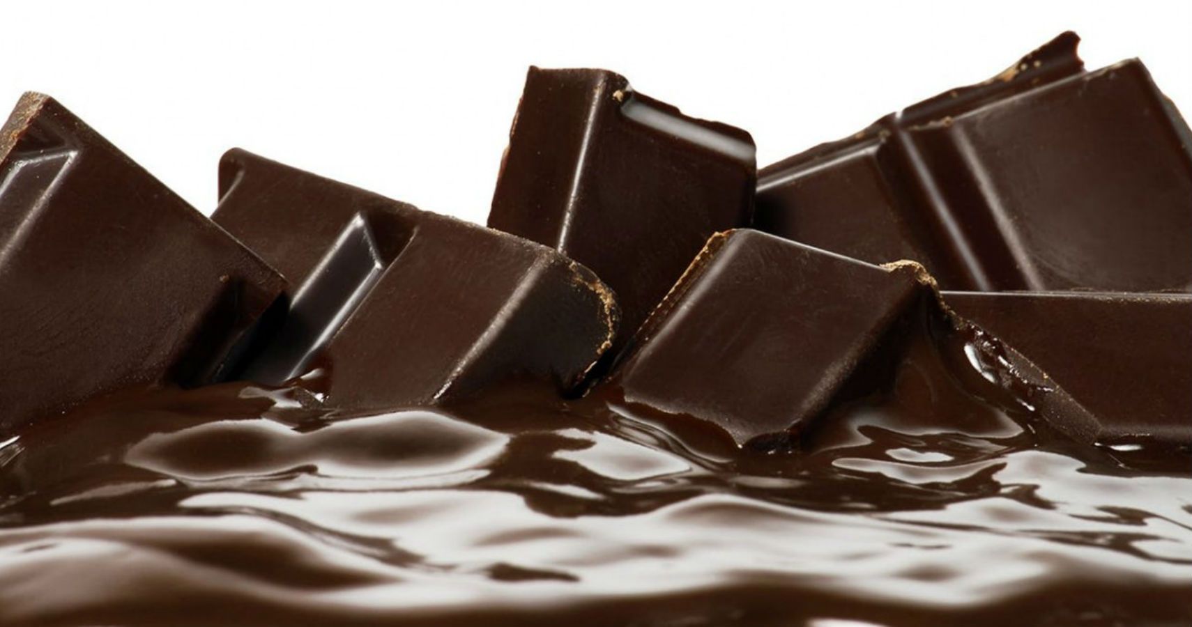 Ломай шоколад. Прозрачный шоколад. Шоколад на прозрачном фоне. Шоколад течет. Растаявшая шоколадка в упаковке.