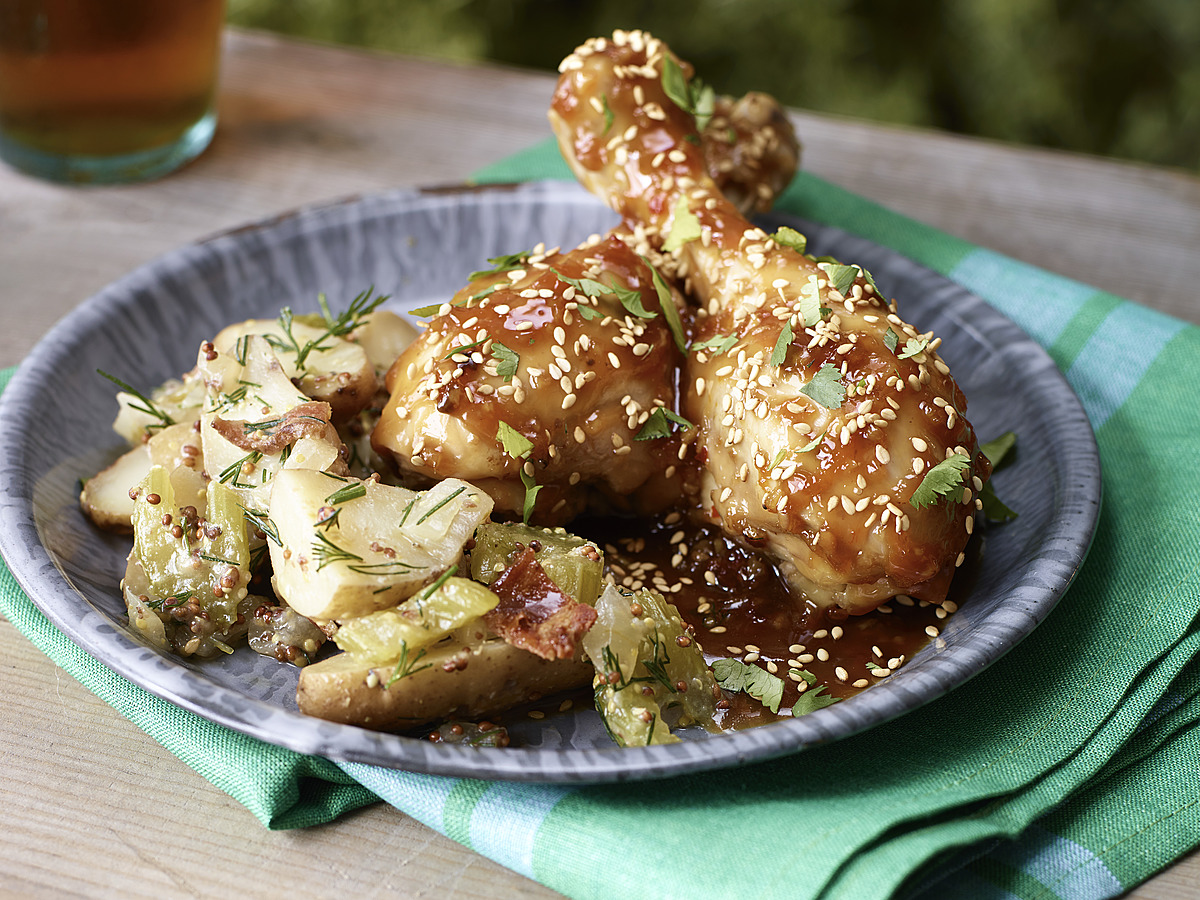 Вкусная куриная подливка рецепт. Блюда из курицы. Красивые блюда из курицы. Курица приготовленная. Куриные ножки с гарниром.