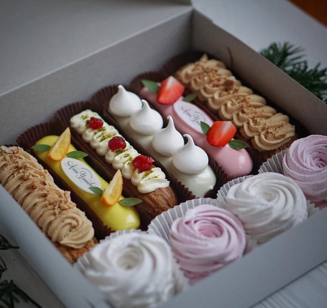 Пирожные в коробке