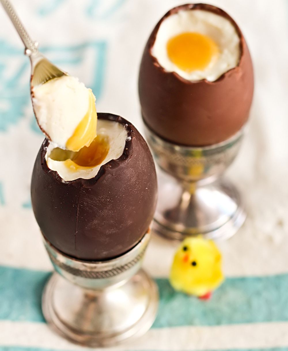 Десерт в шоколадном яйце