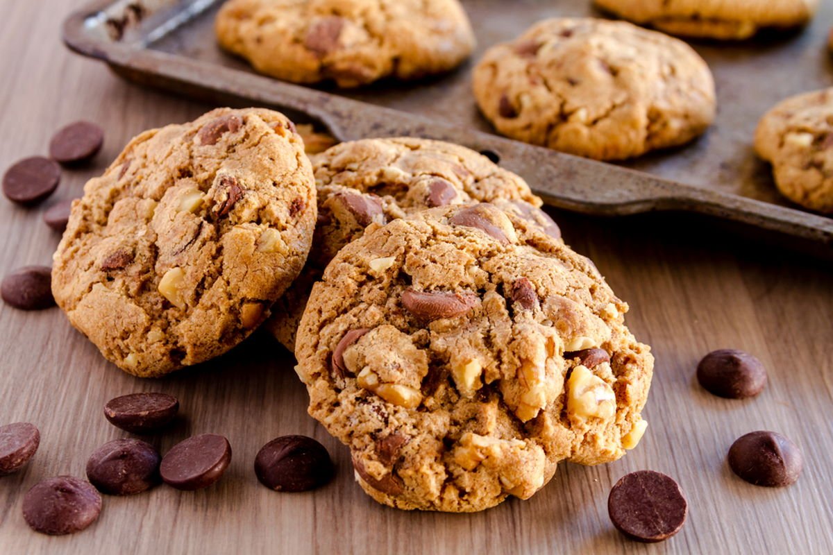 Печенье cookies с шоколадом. Американское печенье кукис. Кукис печенье шоколадное. Песочное печенье кукис. Американское печенье с шоколадом кукис.