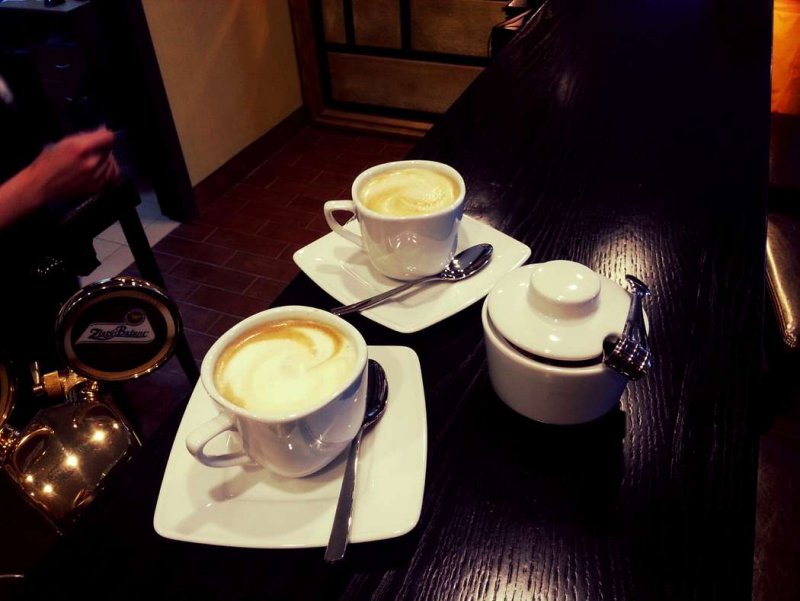 Вечерний кофе в кафе